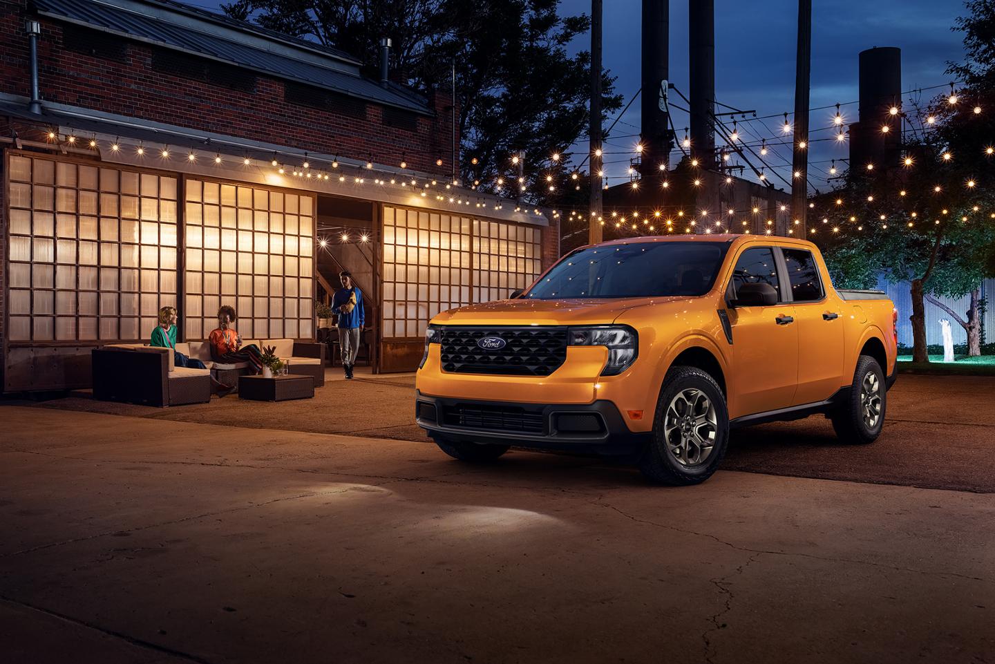 Camionnette Ford Maverick® 2026 stationnée près d'un bâtiment éclairé la nuit