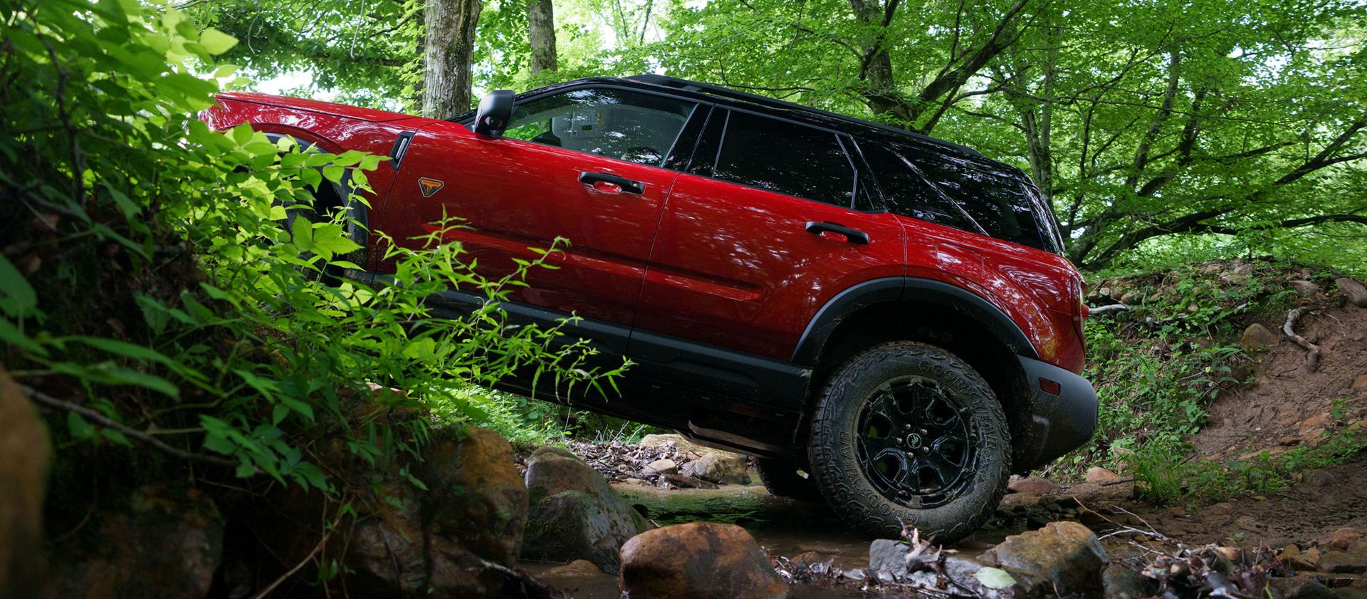 Le VUS Ford Bronco Sport® 2026, avec un Bronco Off-Roadeo®, gravissant une colline rocheuse.