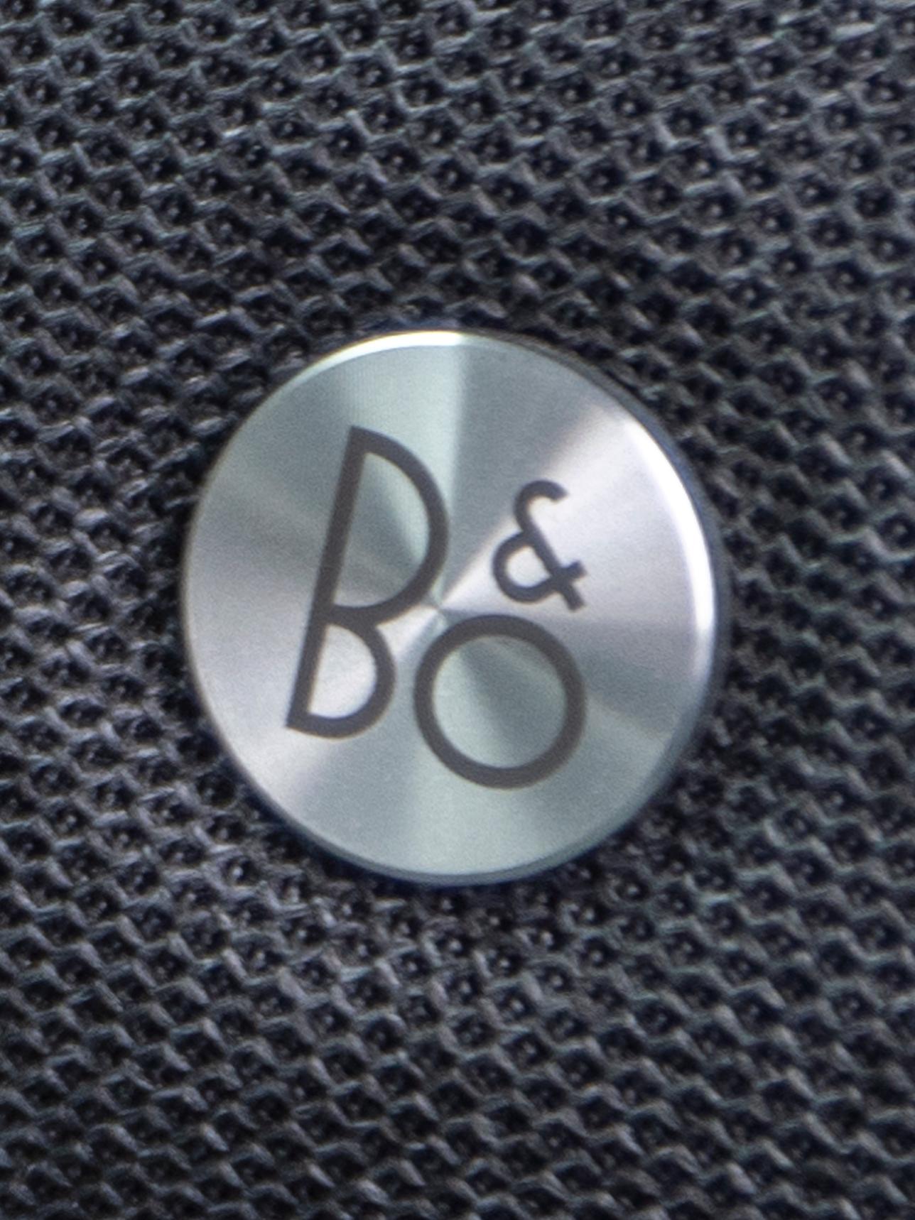 Le logo B&O® sur le système de haut-parleurs d’un modèle Ford Explorer® Platinum™ 2027