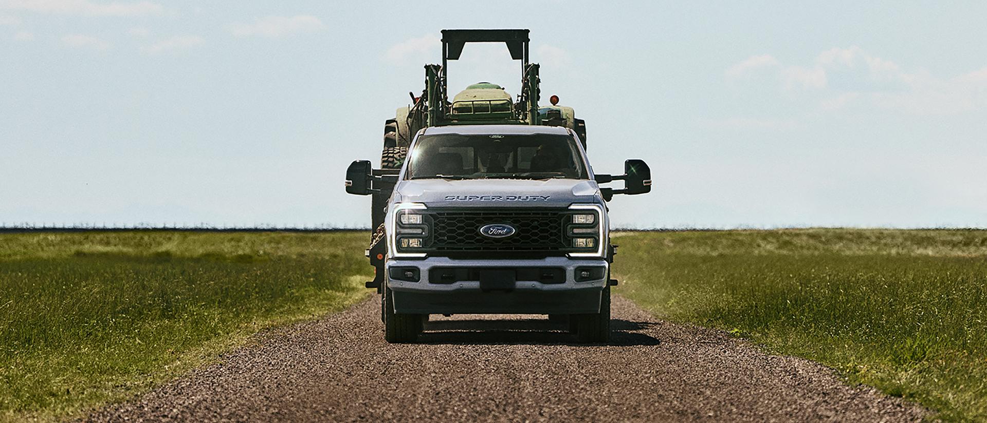 Un Super Duty qui roule sur un chemin de terre.