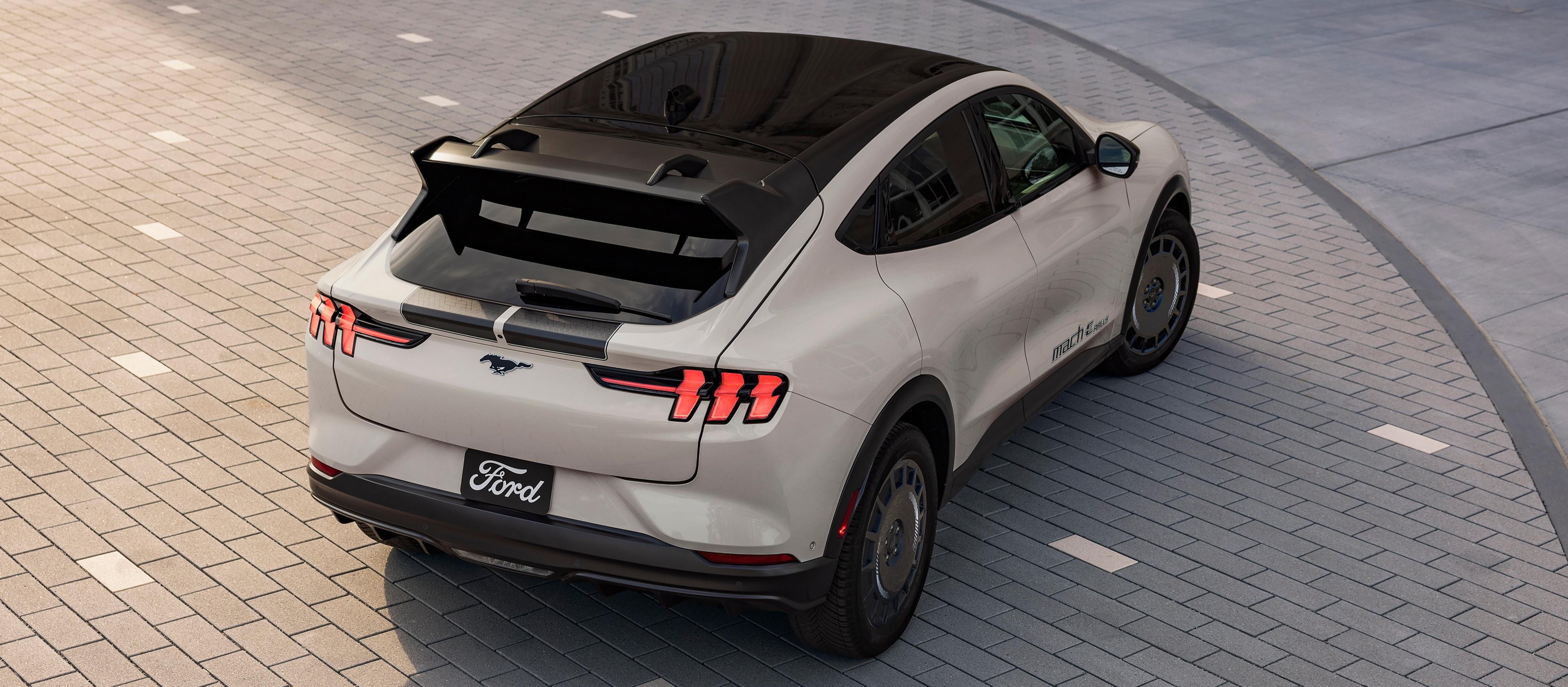 Ford Mustang Mach-E® 2025 stationné sur une terrasse en ciment