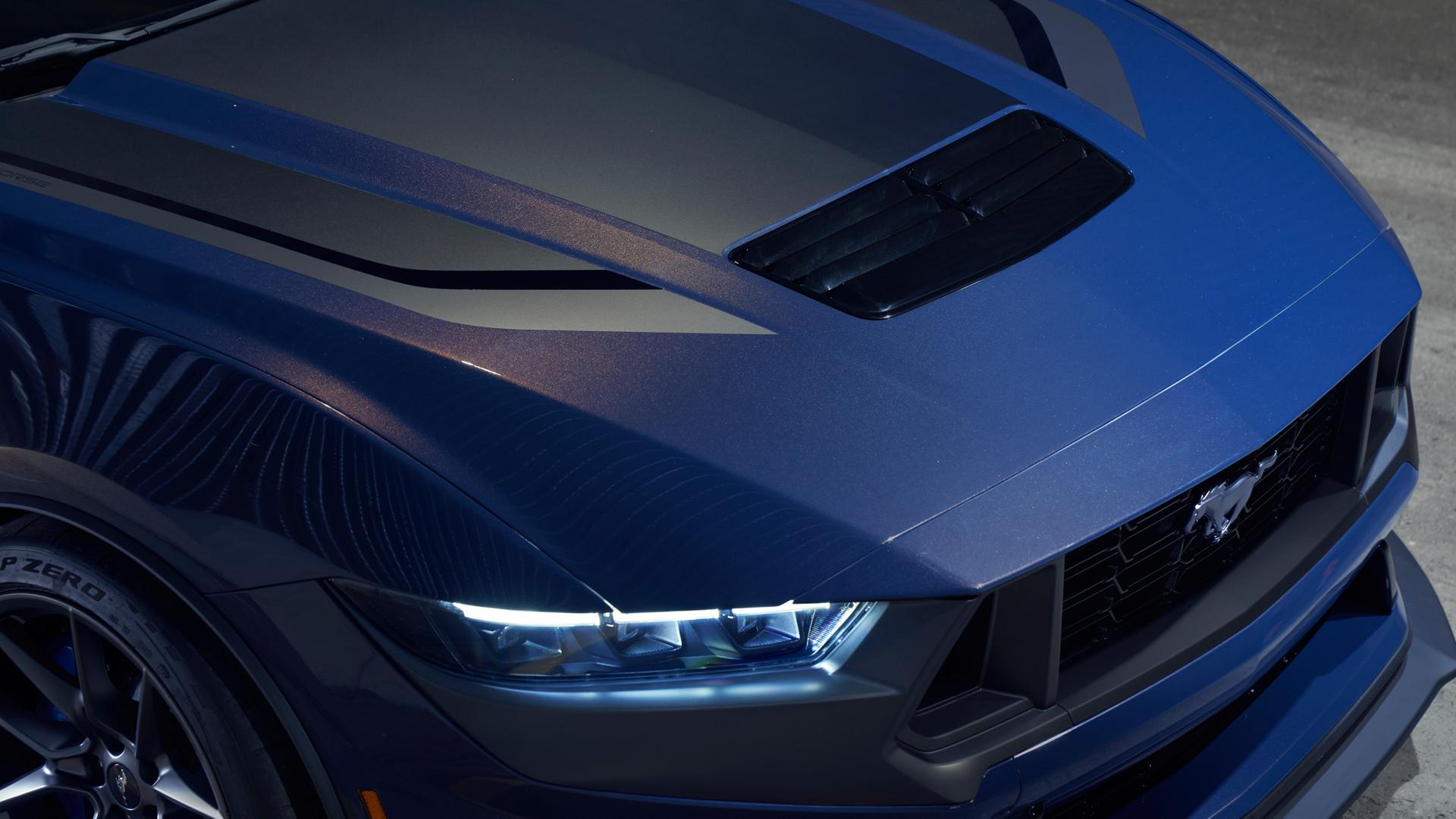 Capot de la Ford Mustang® Dark Horse™ Coupé 2025 en bleu ambre métallisé en option