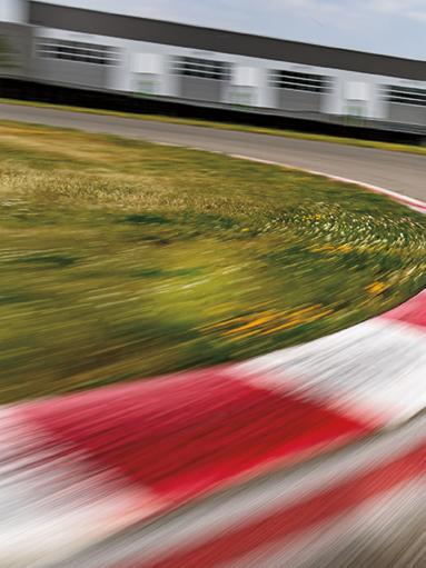 Image floue de mouvement d’une piste de course.