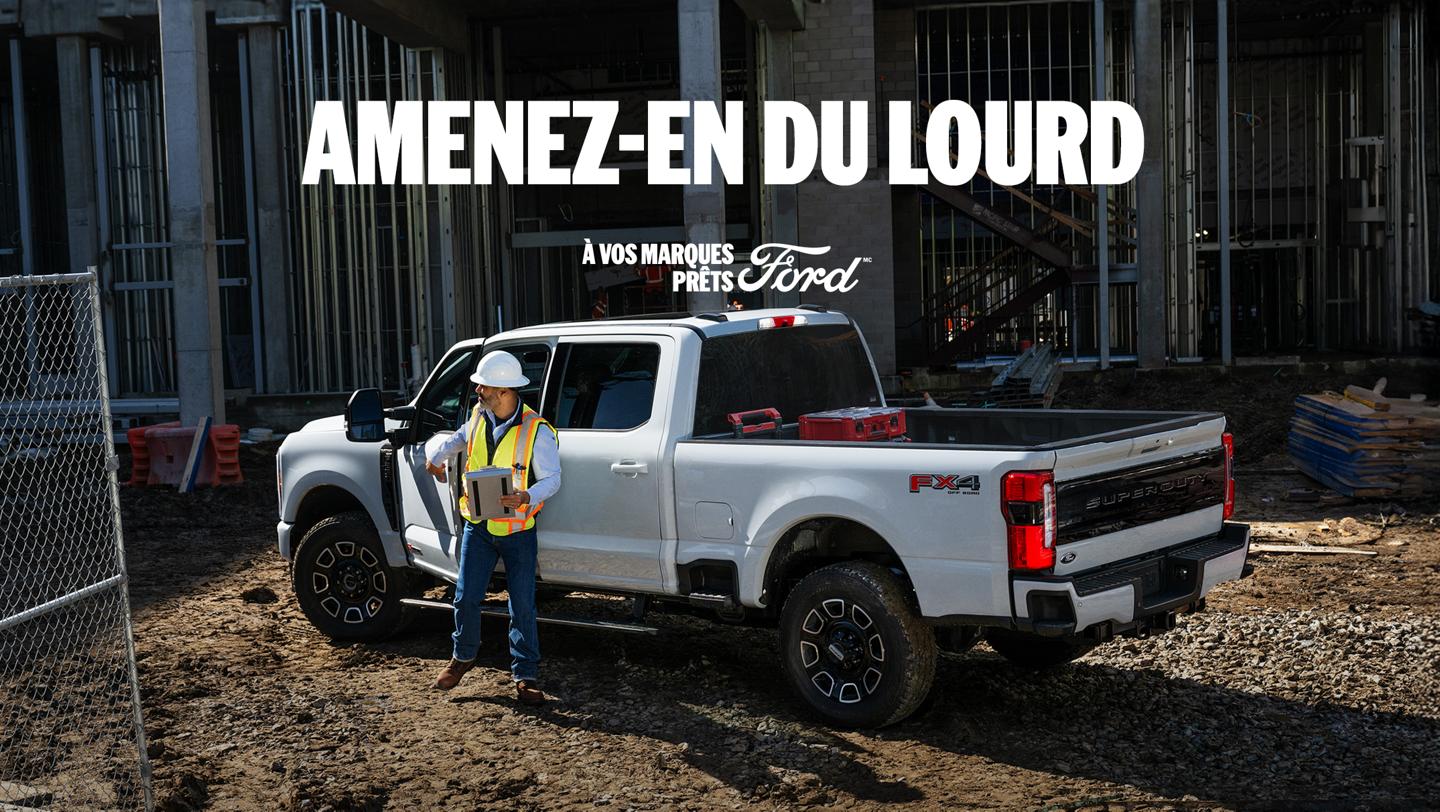 Modèle Ford Super Duty® F-250® Lariat® 2026 en bleu argon tirant une grande caravane sur une route pavée