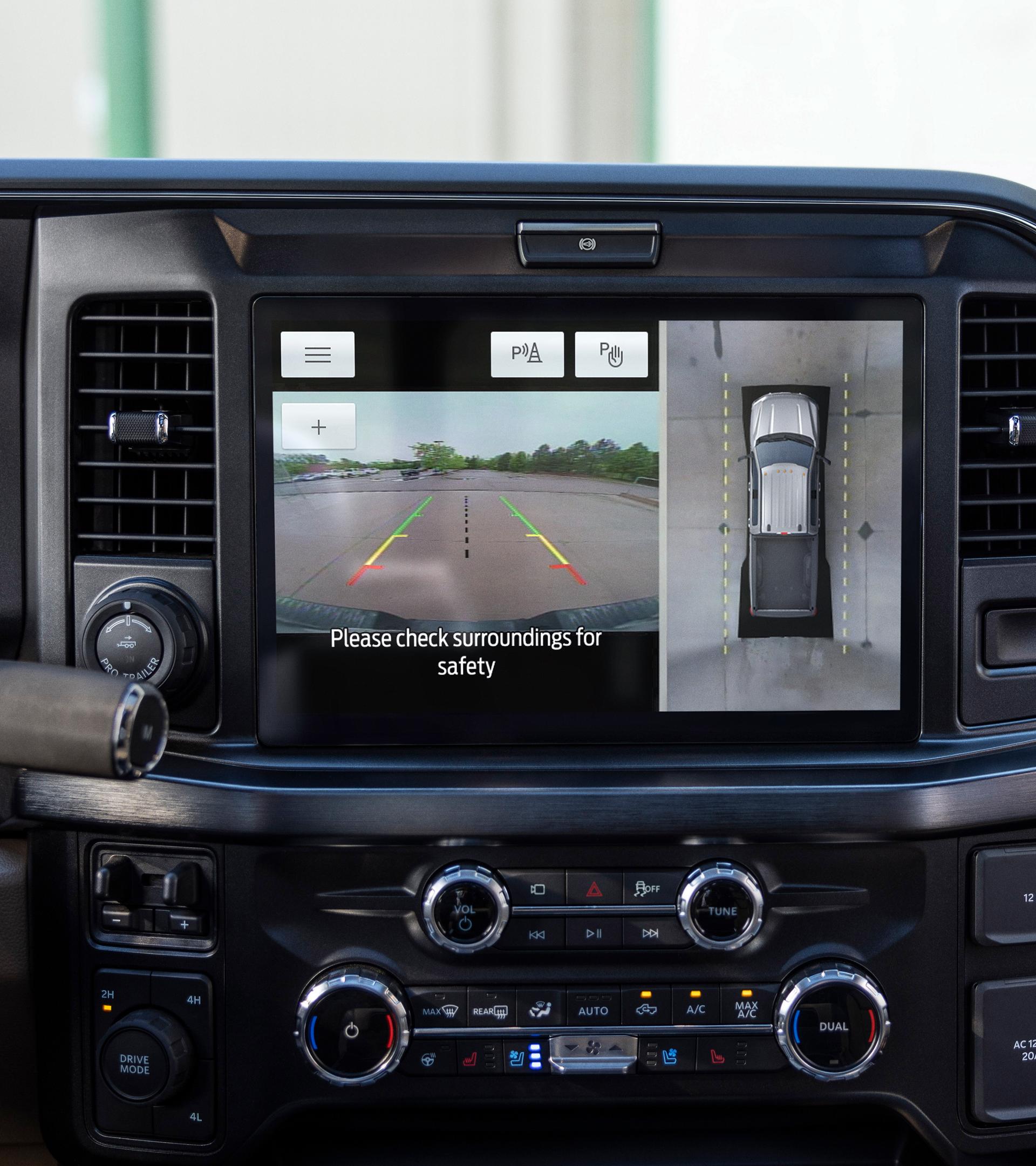 Gros plan de l’écran central montrant la vue à 360 degrés de la caméra