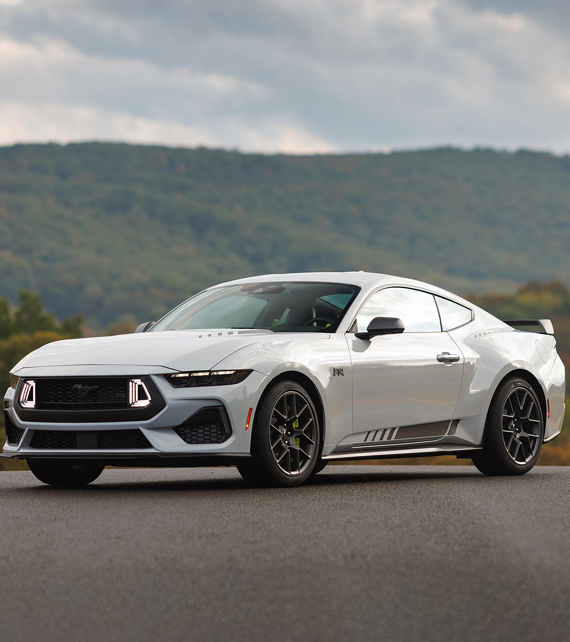 Ford Mustang® RTR® coupé 2026 garée sur une route au sommet d'une colline
