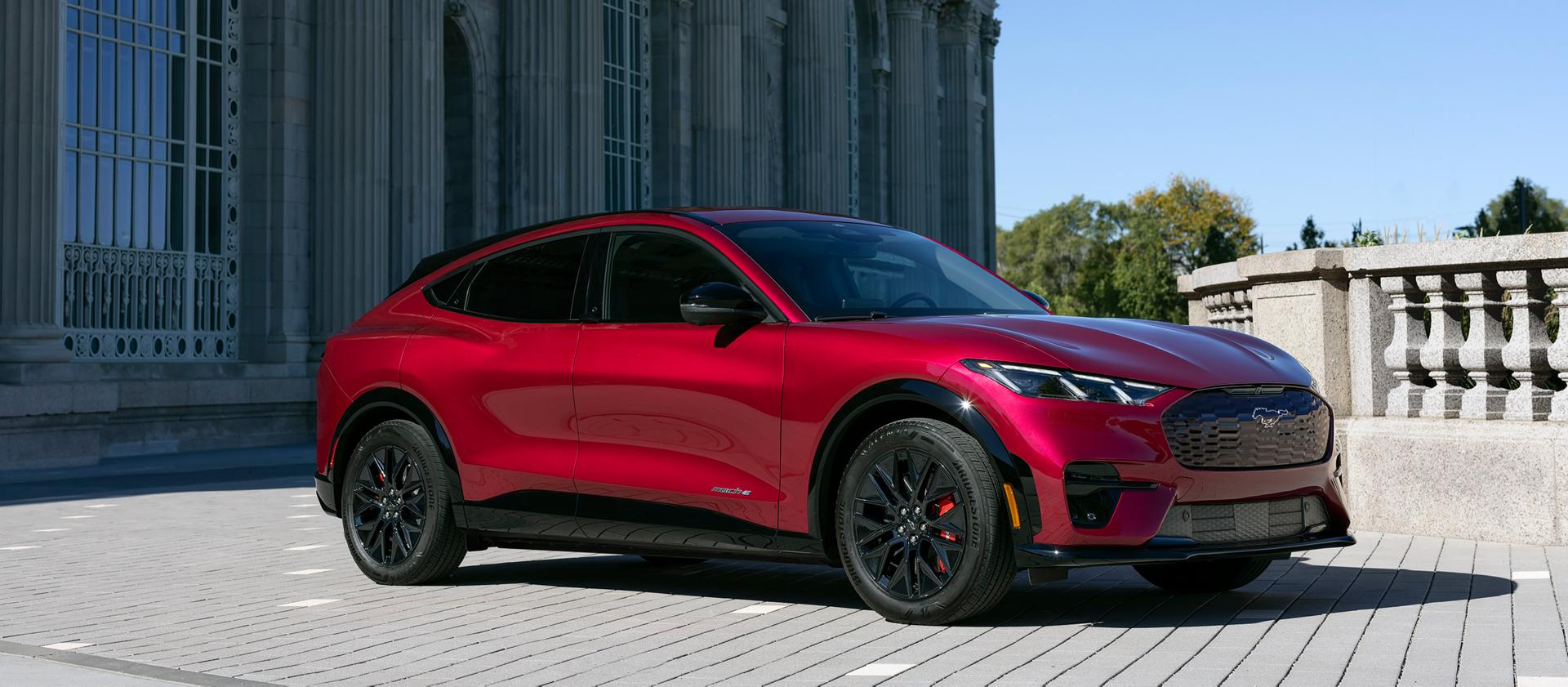 Ford Mustang Mach-E® 2025 stationnée dans une allée avec pavés