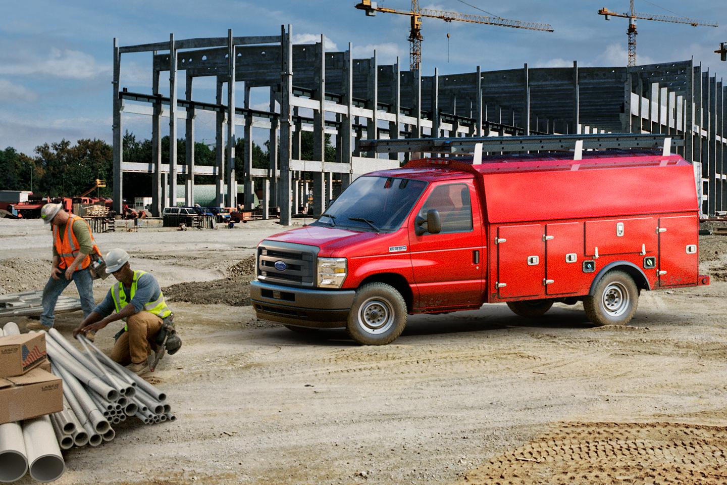 Un fourgon tronqué Ford Série E rouge présenté avec un aménagement de boîte de rangement