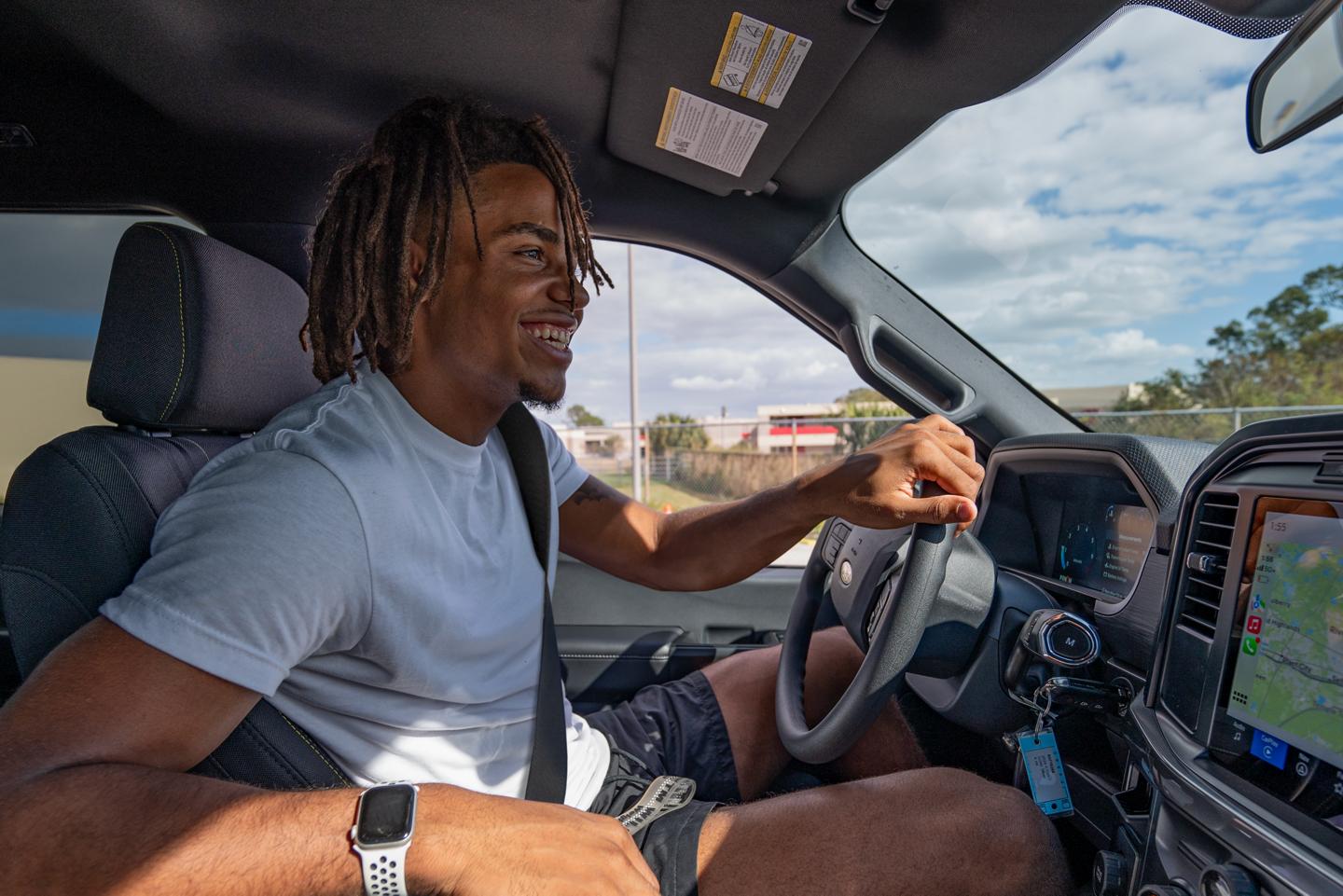Personne conduisant un véhicule Ford