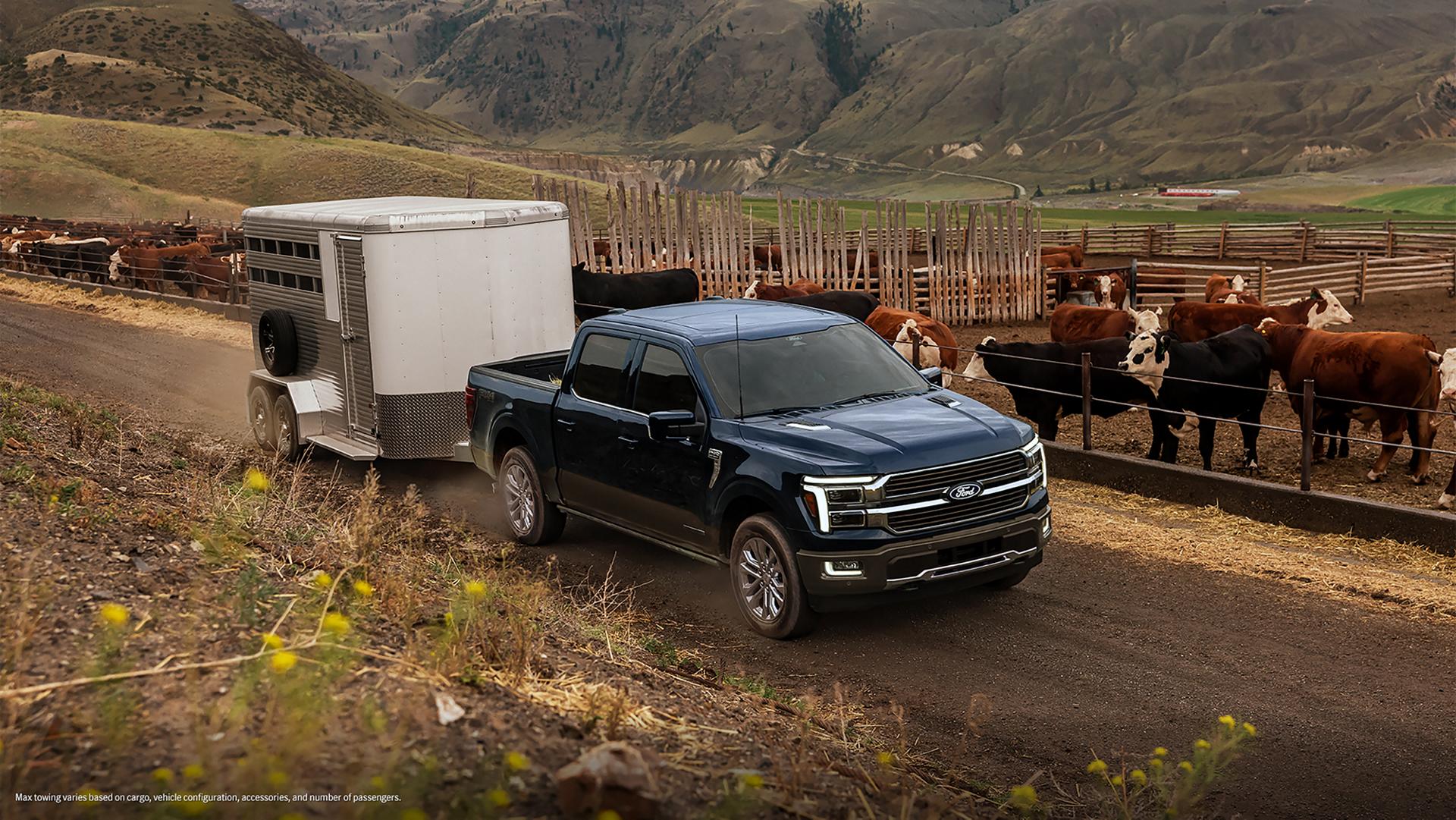 Un modèle F-150® King Ranch® 2026 attelé à une remorque à chevaux