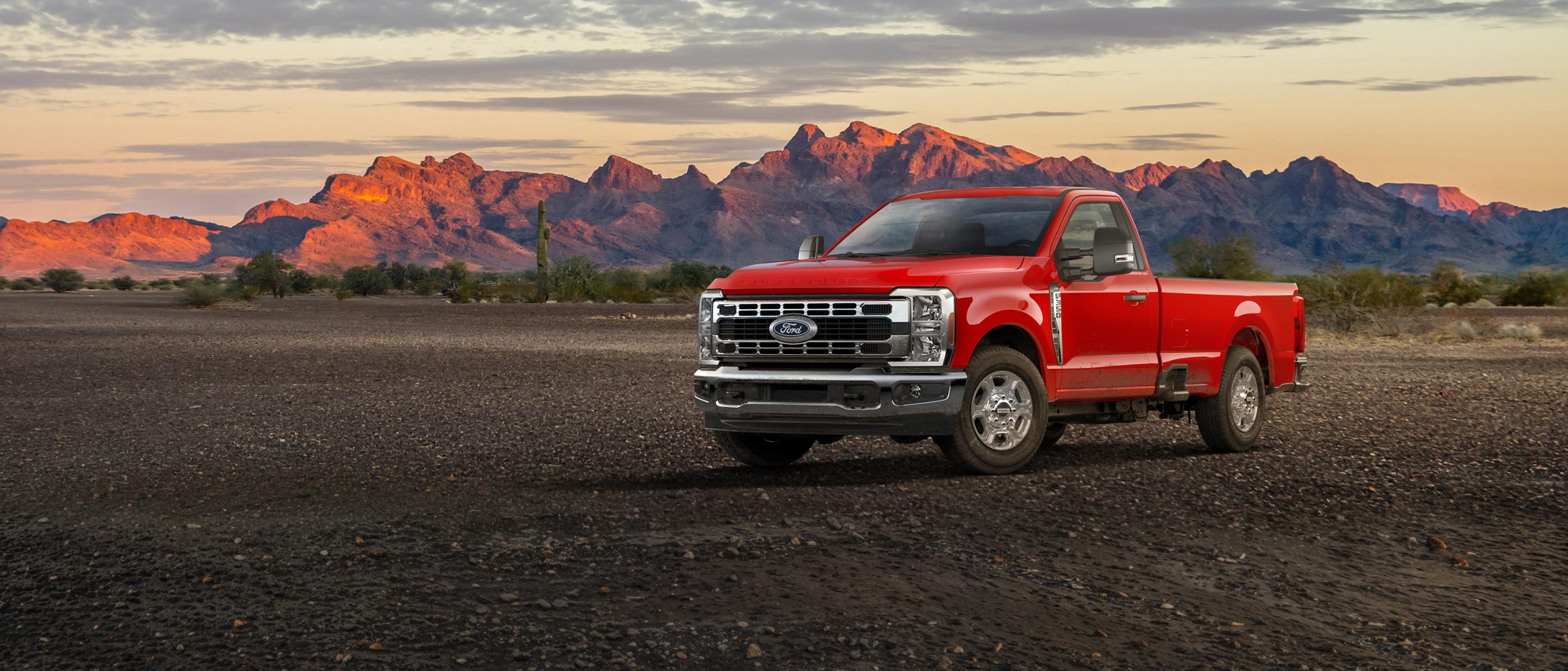 Camion Ford Super Duty® F-350® XLT 2027 stationné sur une route de terre dans les montagnes