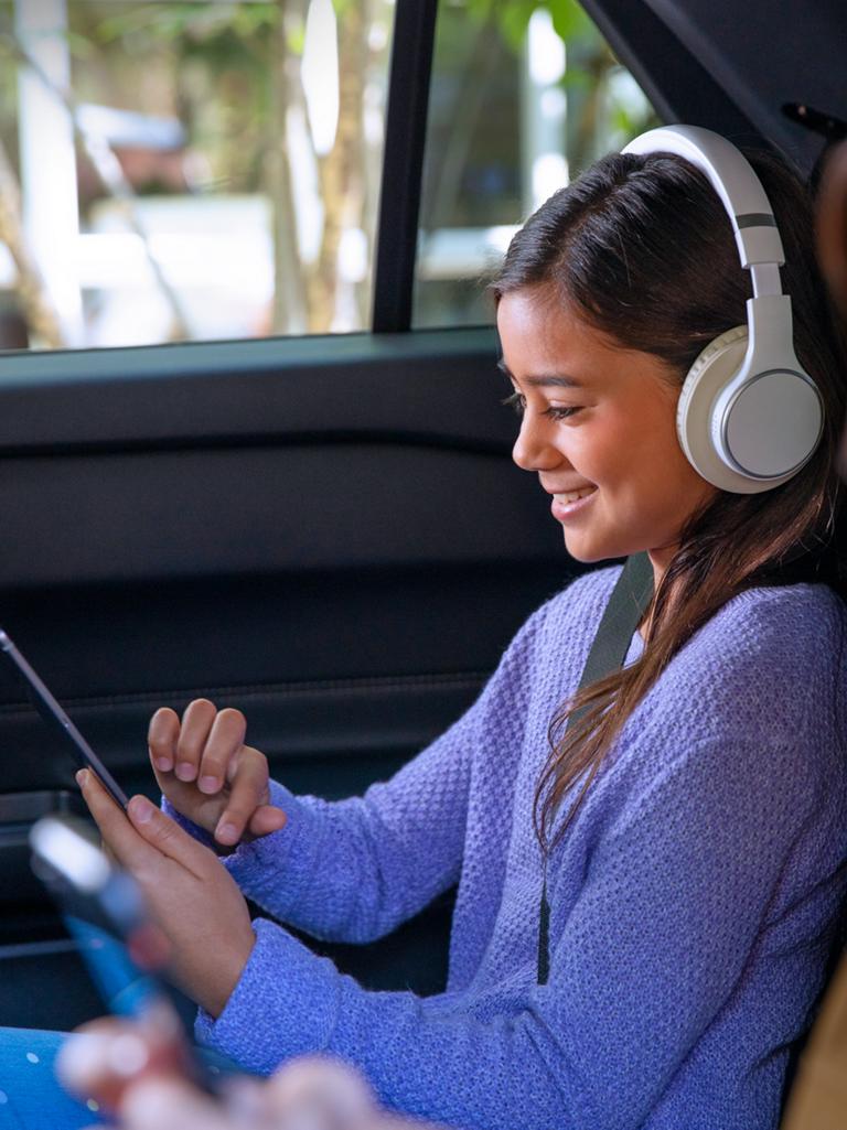 Le système SYNC® 4 montré sur l’écran central à l’intérieur d’une fourgonnette Ford Transit® 2026