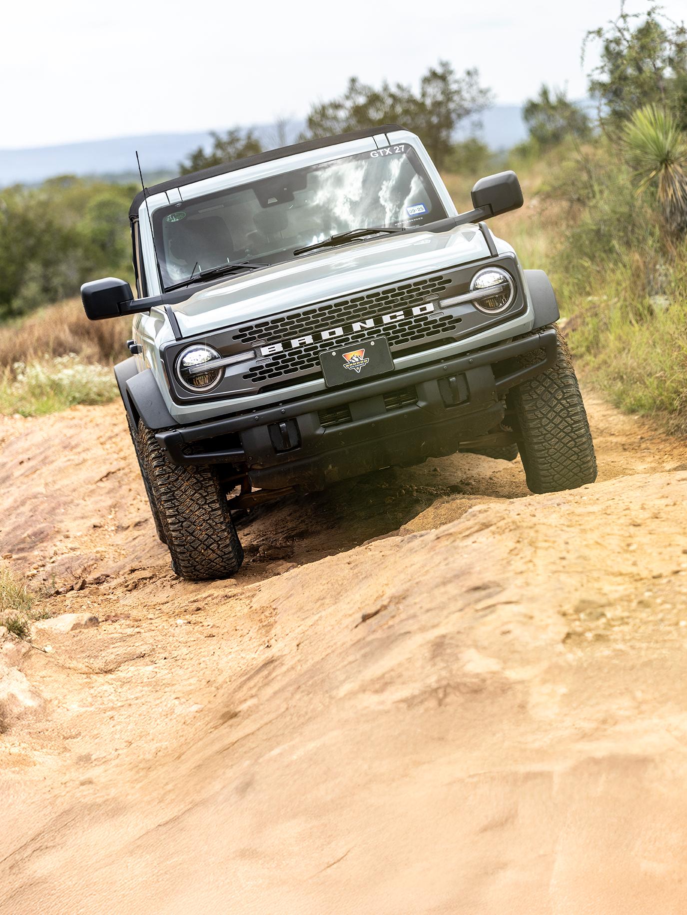 Le Ford Bronco conduit sur un terrain accidenté.