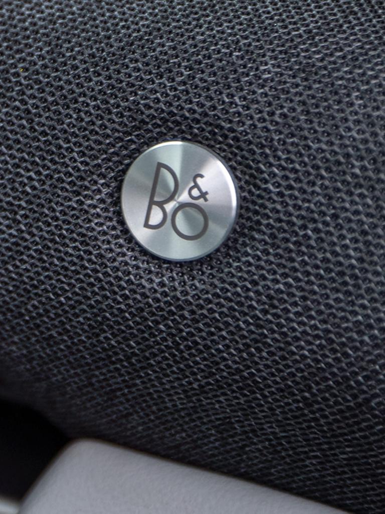 Le logo B&O® sur le haut-parleur d’un VUS Ford Explorer® 2026