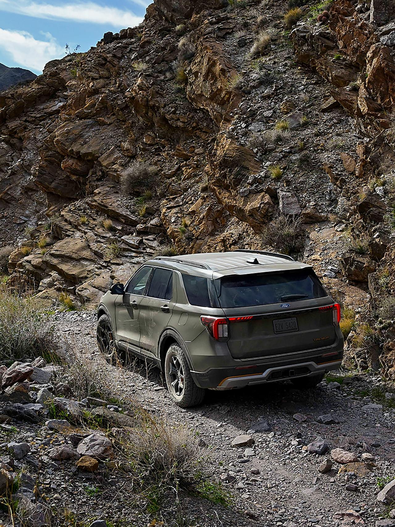 Un modèle Ford Explorer® Tremor® 2027 stationné sur une colline boueuse