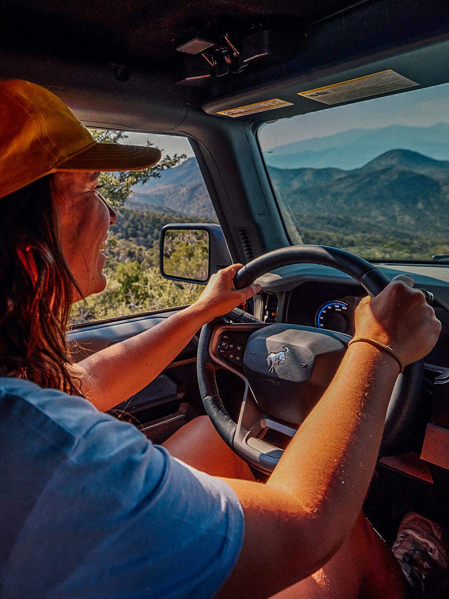 Personne conduisant un véhicule Ford.