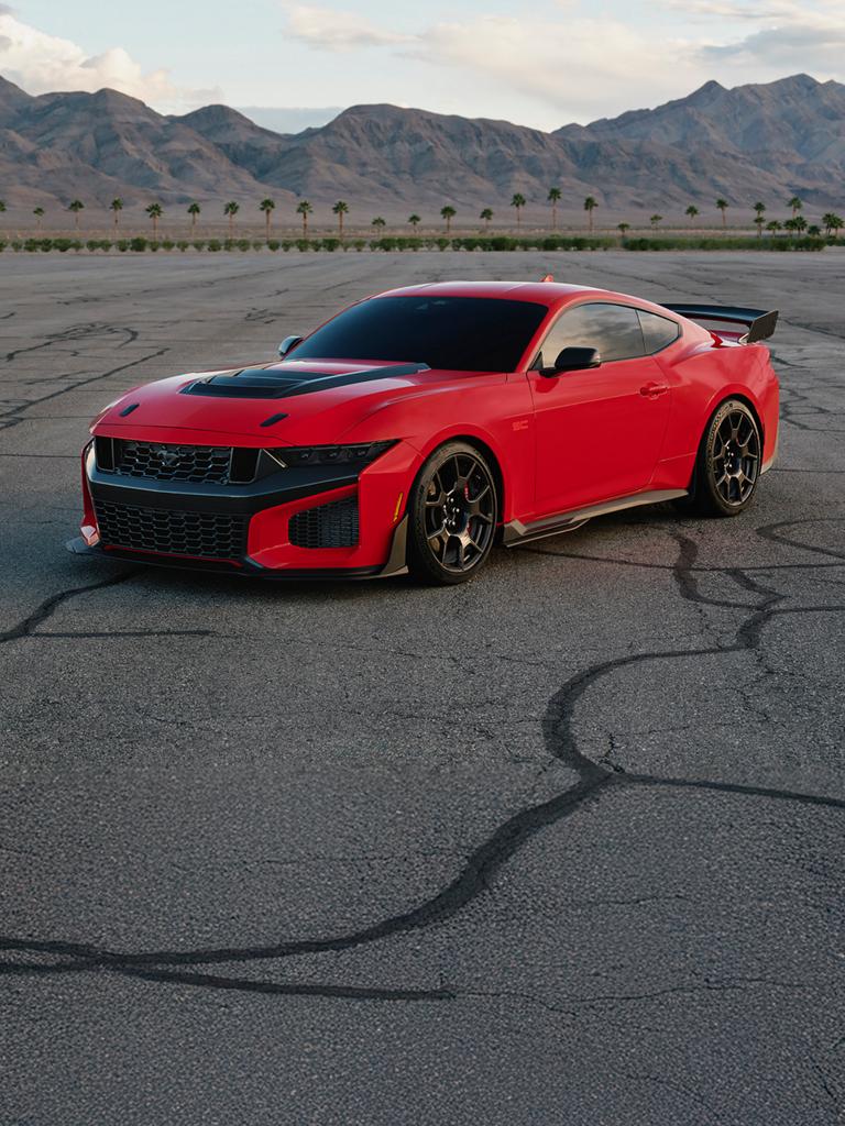 Une Mustang Dark Horse® SC 2026 avec forfait de piste disponible et équipement en option dans un stationnement.