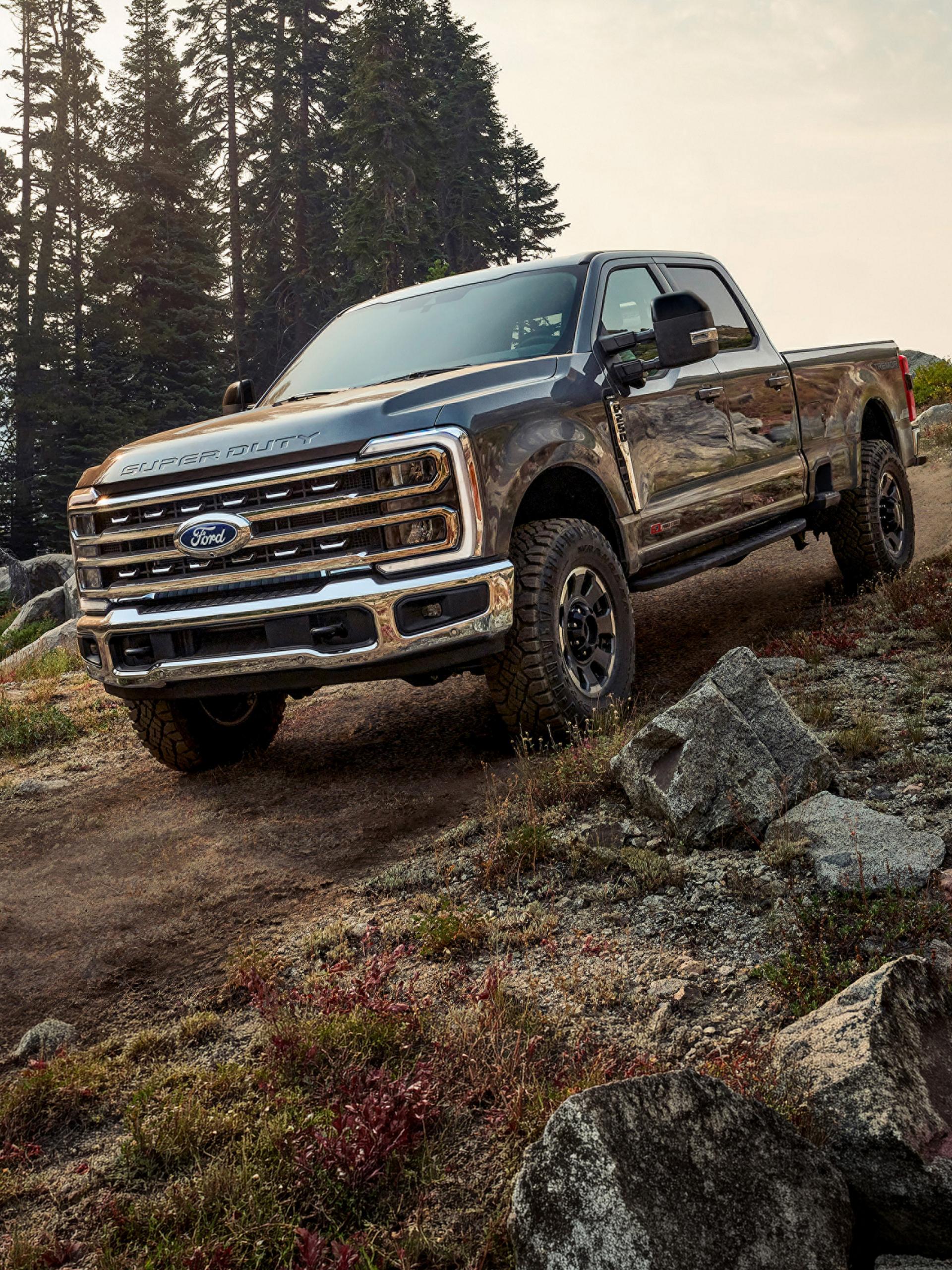 Camionnette Ford Super Duty® F-250® 2027 avec ensemble tout-terrain Tremor® en option stationné sur un flanc de montagne rocheux
