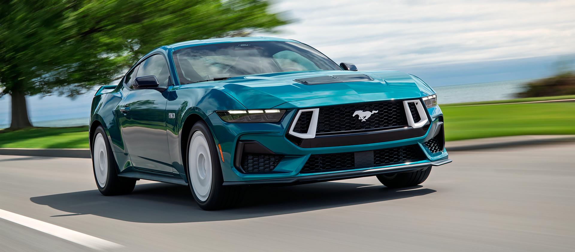 Ford Mustang® GT Premium 2026 avec l’ensemble FX® en option circulant près d’un lac