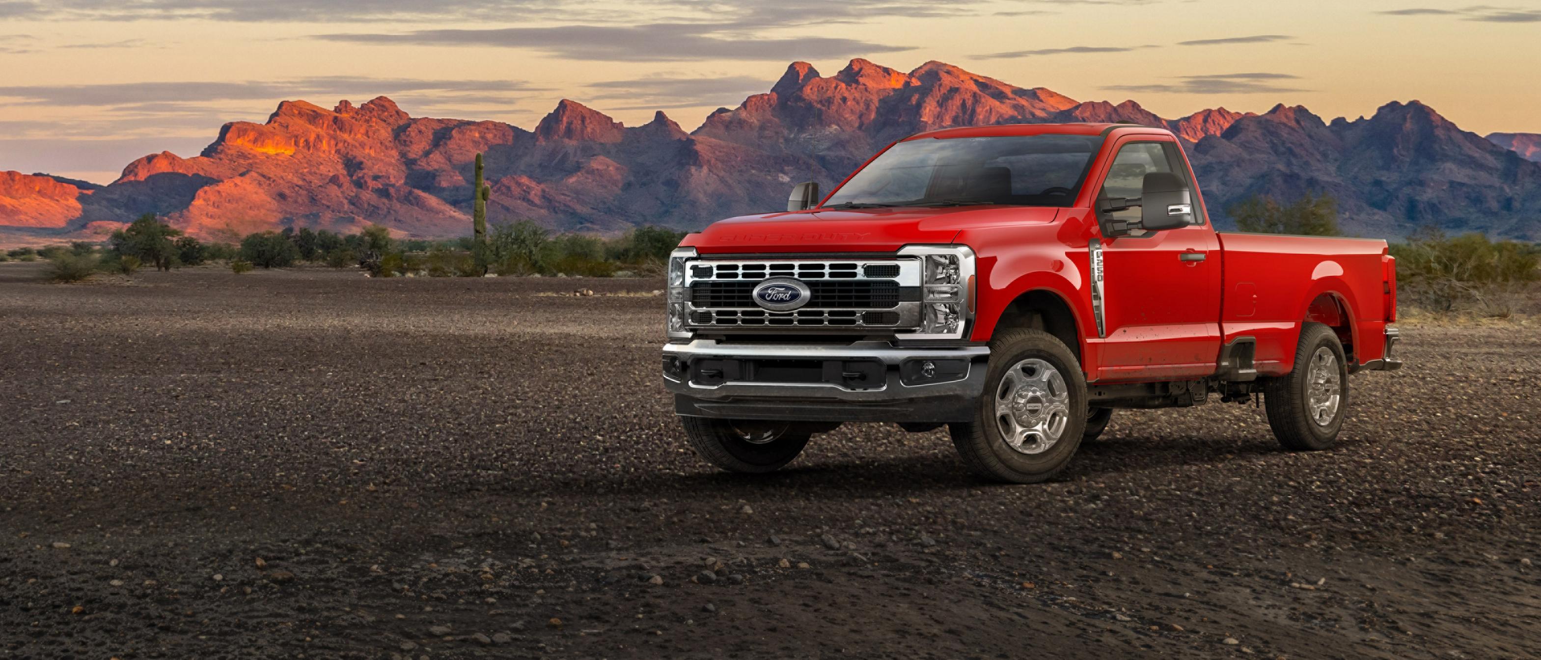 Camion Ford Super Duty® F-250® XLT 2026 stationné sur une route de terre dans les montagnes