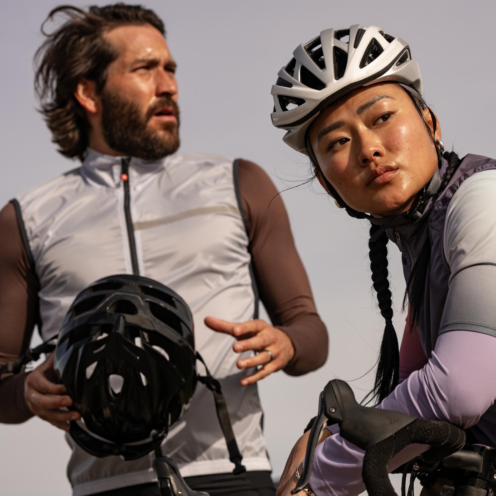 Deux cyclistes se tenant debout près de leurs vélos