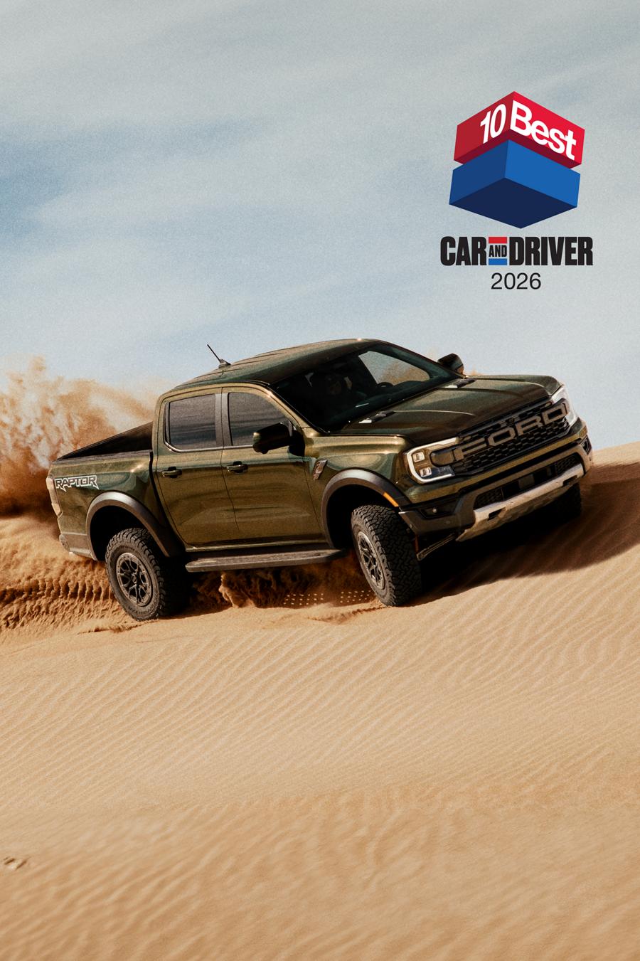 Modèle Ford Ranger® Raptor® 2026 circulant dans un désert. Logo Car and Driver 10Best 2026 dans le coin supérieur droit