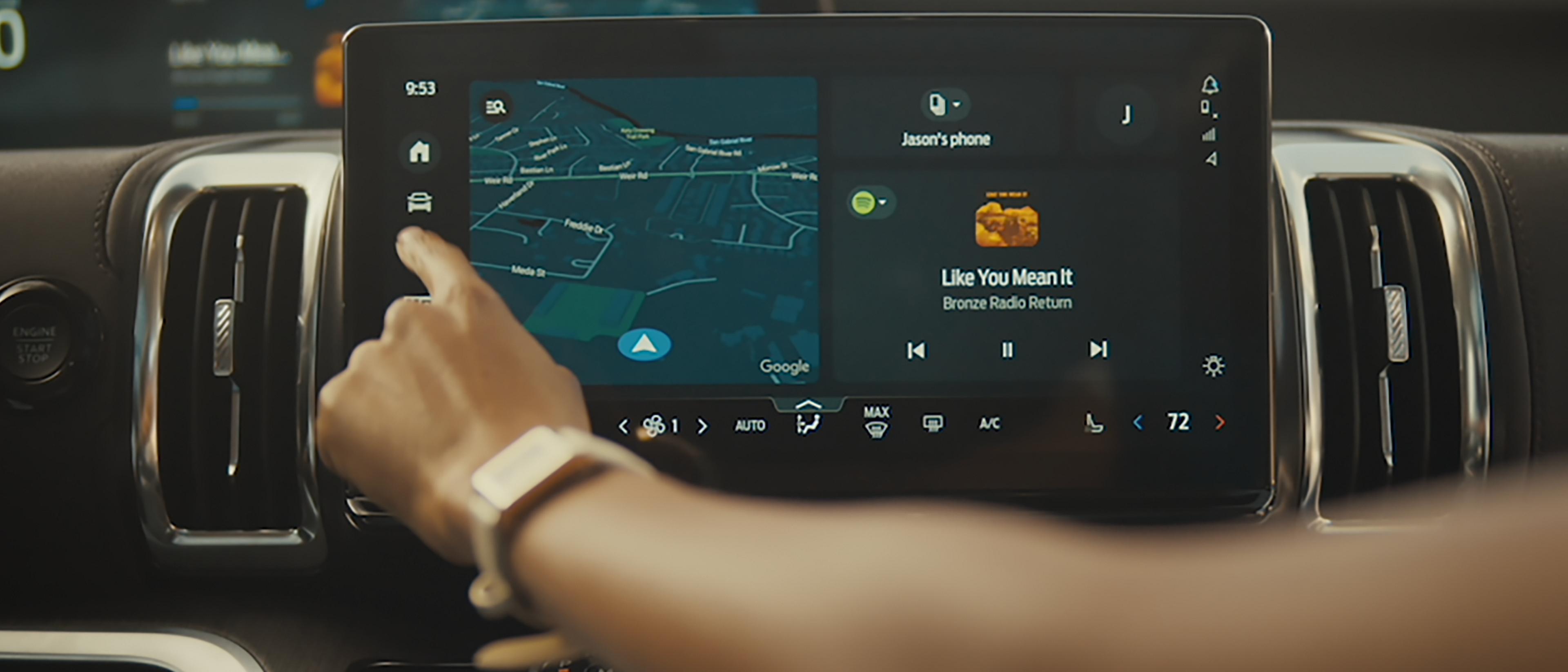 Passager utilisant l’écran central de 13,2 po du Ford Expedition® 2027 