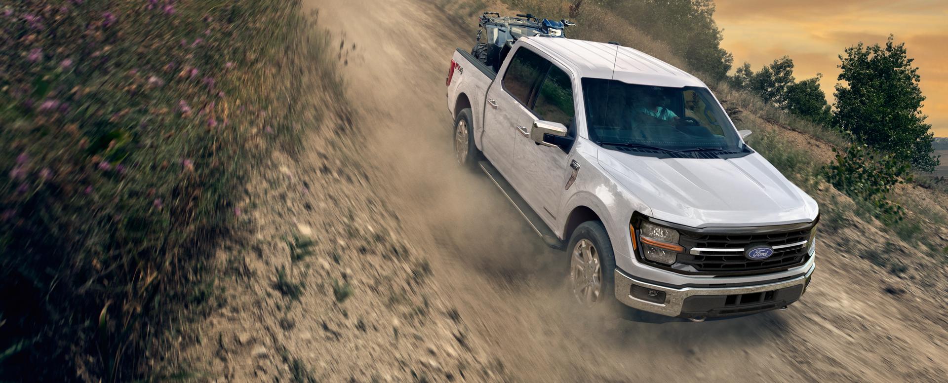 Camion Ford F150® PowerBoost® hybride 2025 circulant sur une route ouverte