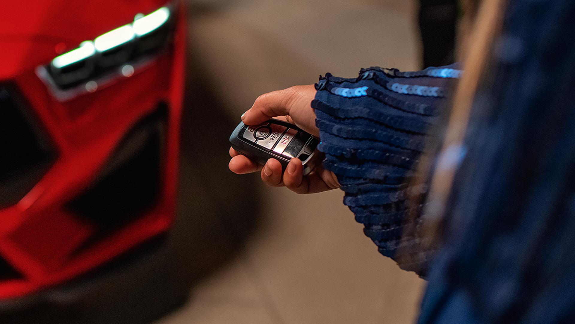 Personne utilisant la fonction de contrôle à distance du régime moteur sur sur une Ford Mustang® coupé 2026 avec boîte automatique en option