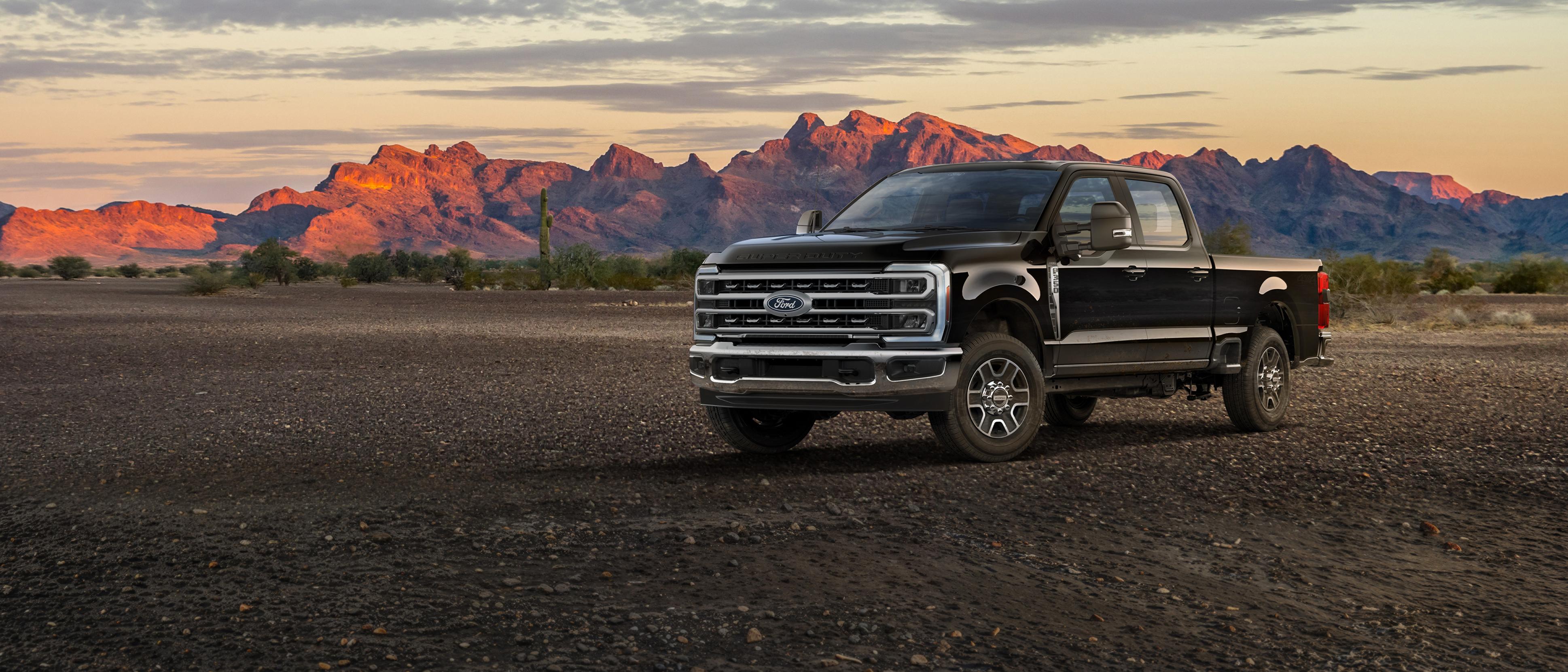 Camion Ford Super Duty® F-350® Lariat® 2027 stationné sur une route de terre dans les montagnes