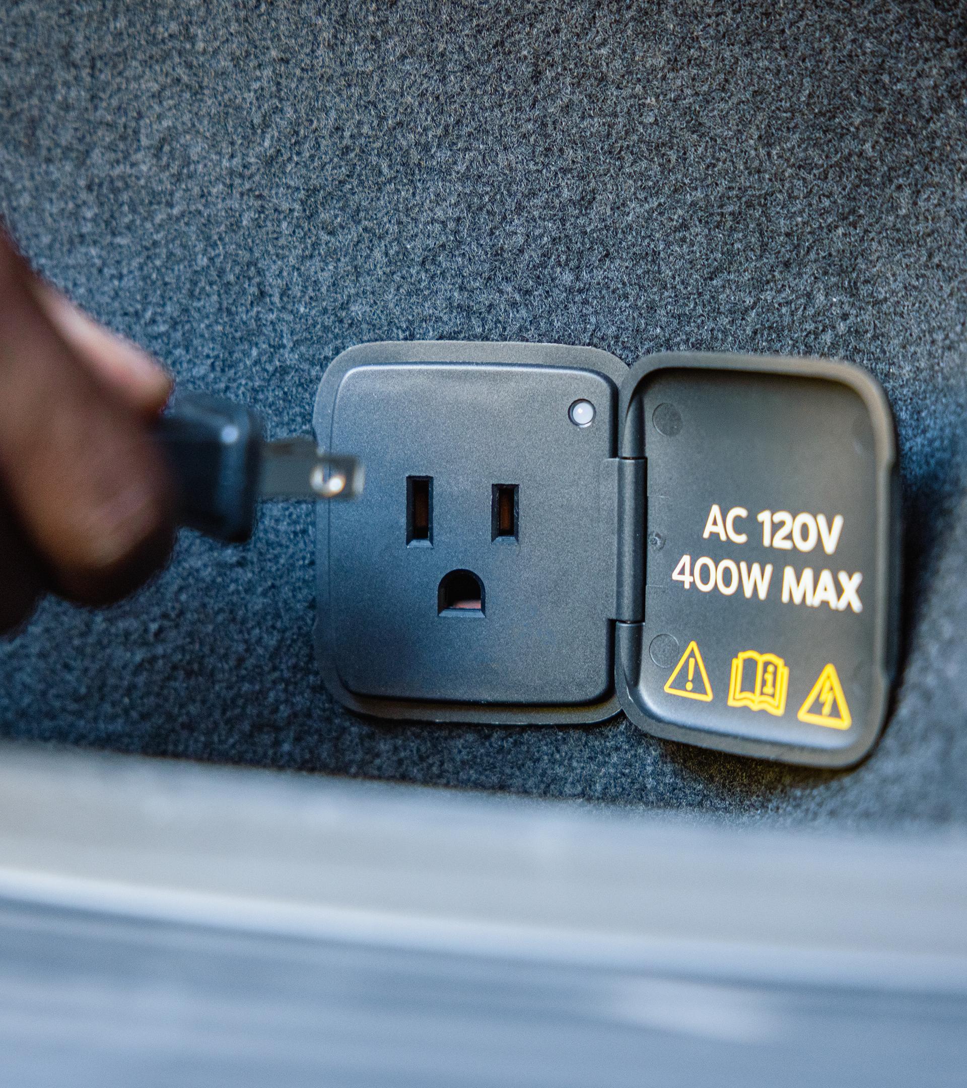 Une prise de courant de 110 V dans l'espace de chargement de la Mustang Mach-E® 2027 équipée de l'ensemble sentier en option