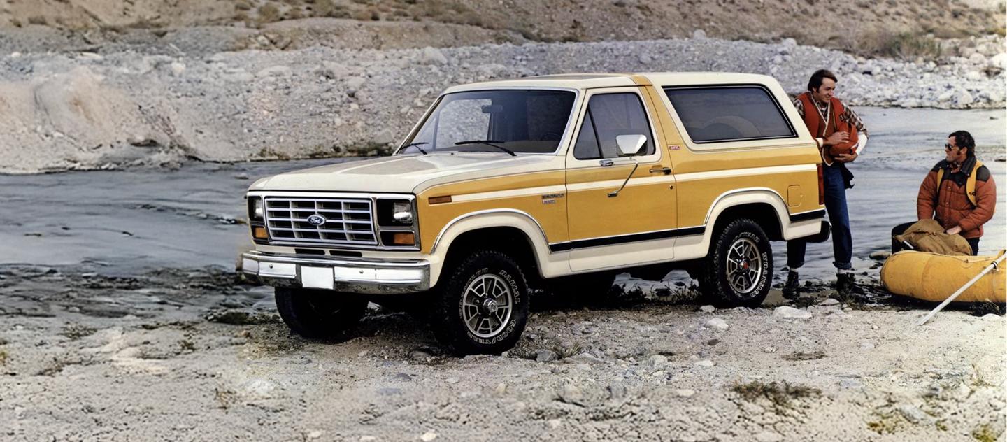 Bronco de troisième génération garé sur une plage de galets.