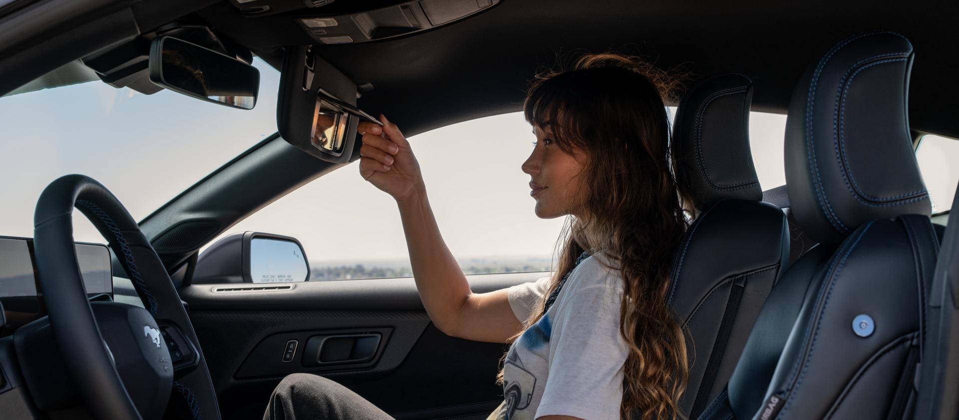 Une personne assise dans un Ford Mustang® coupé Dark HorseDark Horse™ Coupé 2025