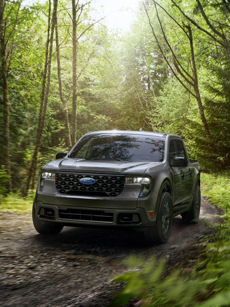Une camionnette Ford Maverick® 2026 circulant sur un sentier boueux dans les bois