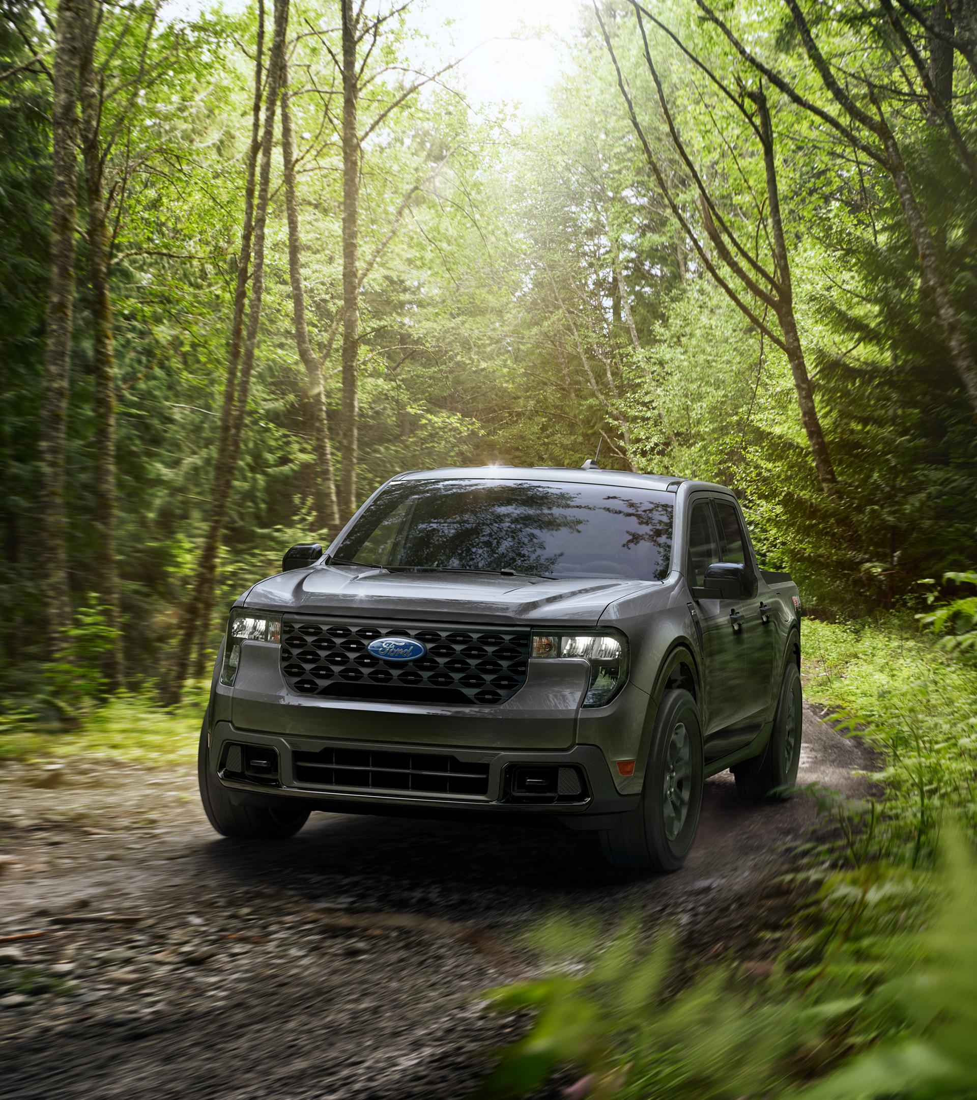 Un Ford Maverick® 2026 avec l’ensemble hors route du modèle FX4® roulant dans une forêt