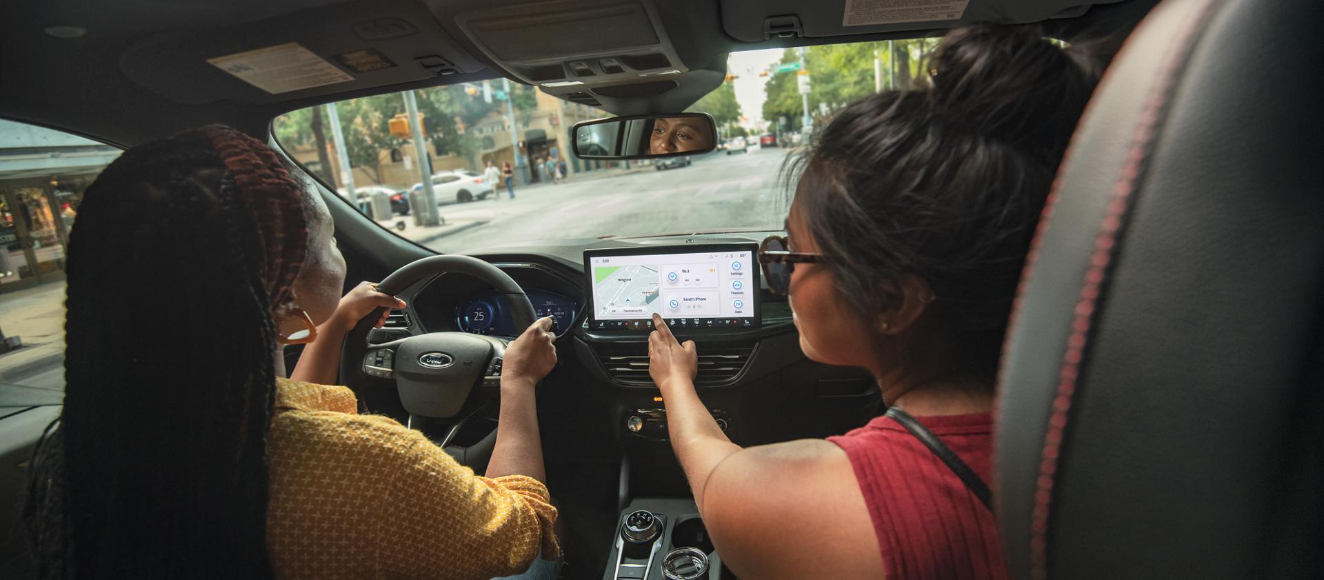 Deux femmes à l’intérieur d’un VUS Ford Escape® 2026