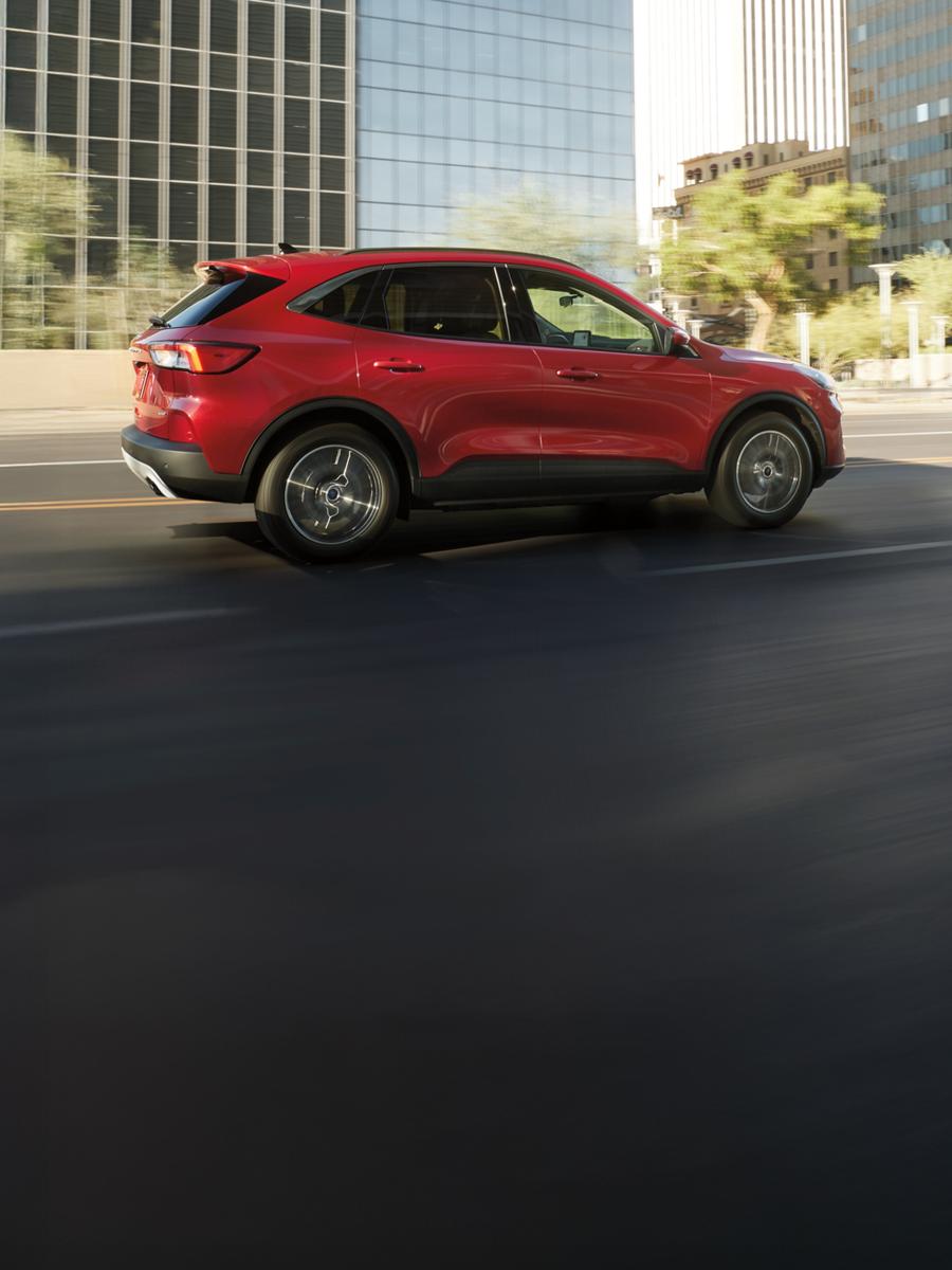 Ford Escape sur une route urbaine.