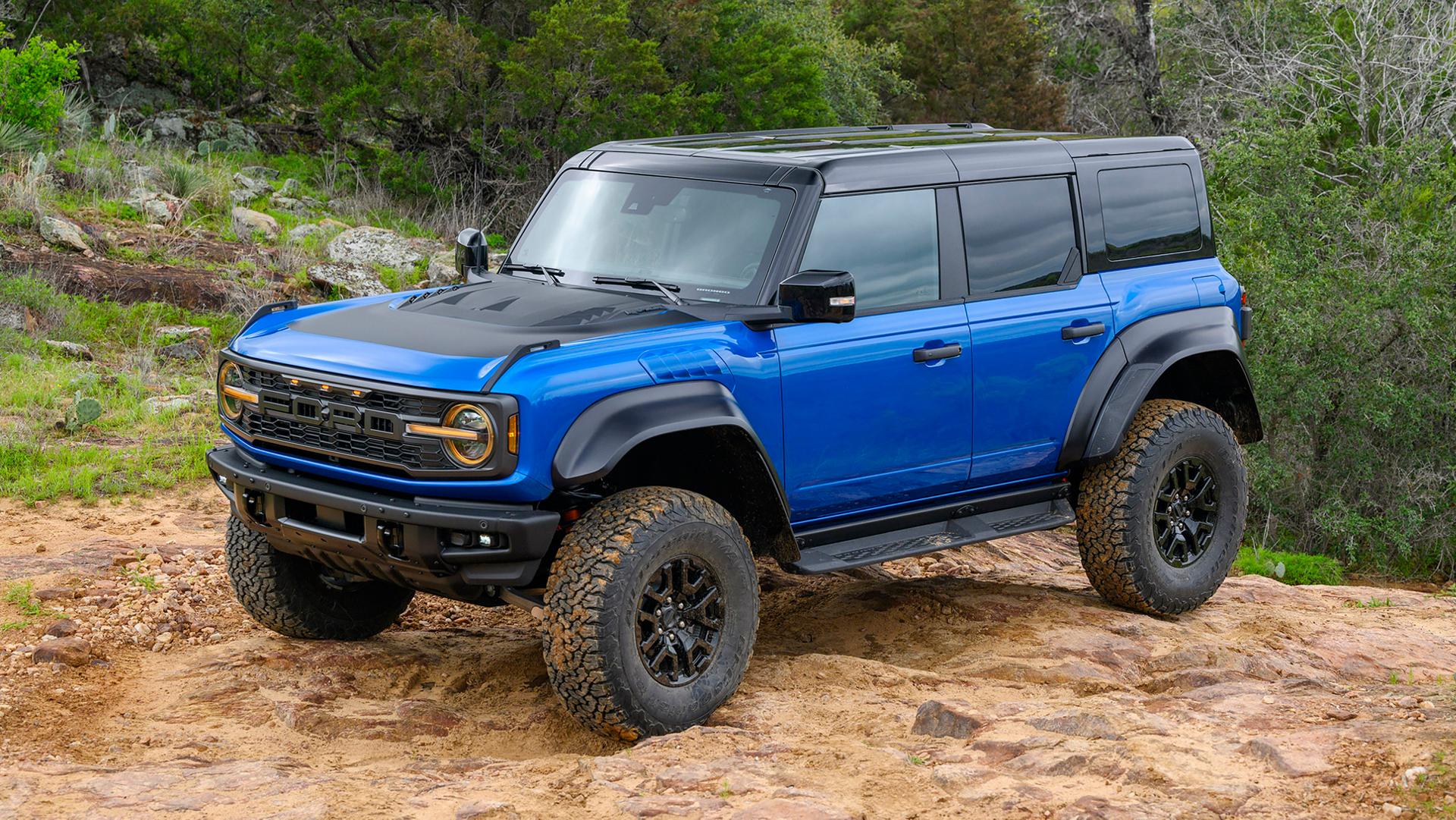 Un VUS Ford Bronco® Raptor® 2026 avec l’ensemble décor Raptor Black en option, garé sur une colline boueuse dans la forêt.