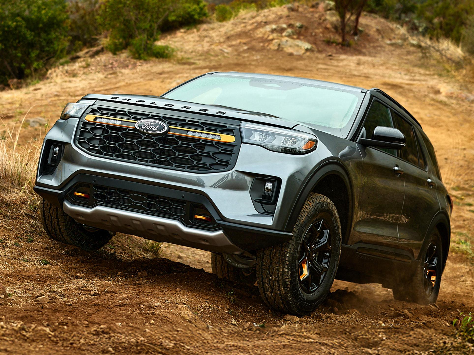 Un modèle Ford Explorer® Tremor® 2026 grimpant une colline herbeuse