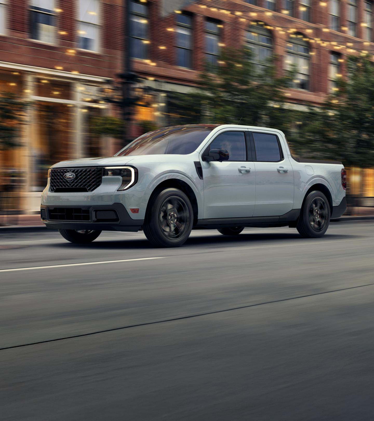 Ford Maverick sur une route urbaine.