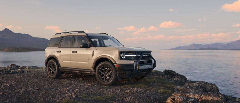 Ford Bronco Sport® 2025 stationné près d’un lac