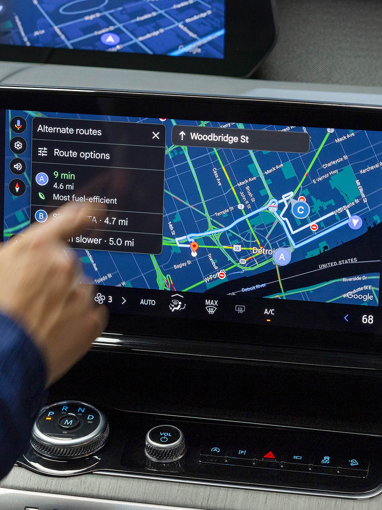 Conducteur utilisant l’écran central du Ford Expedition® 2027