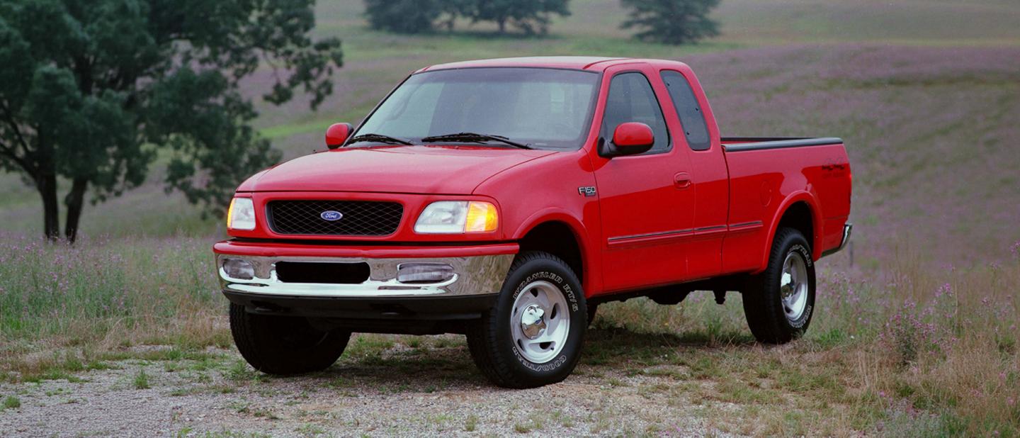 Un F-150 1992 stationné sur un sentier de gravier.