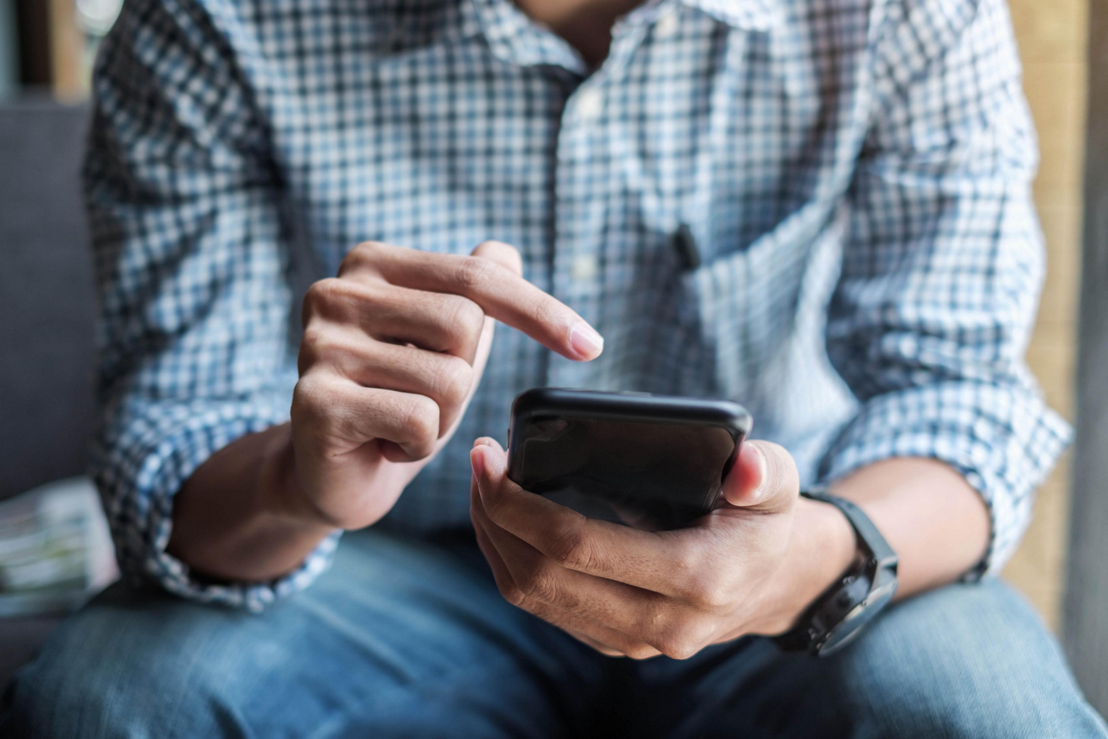 Une personne regardant un téléphone intelligent.