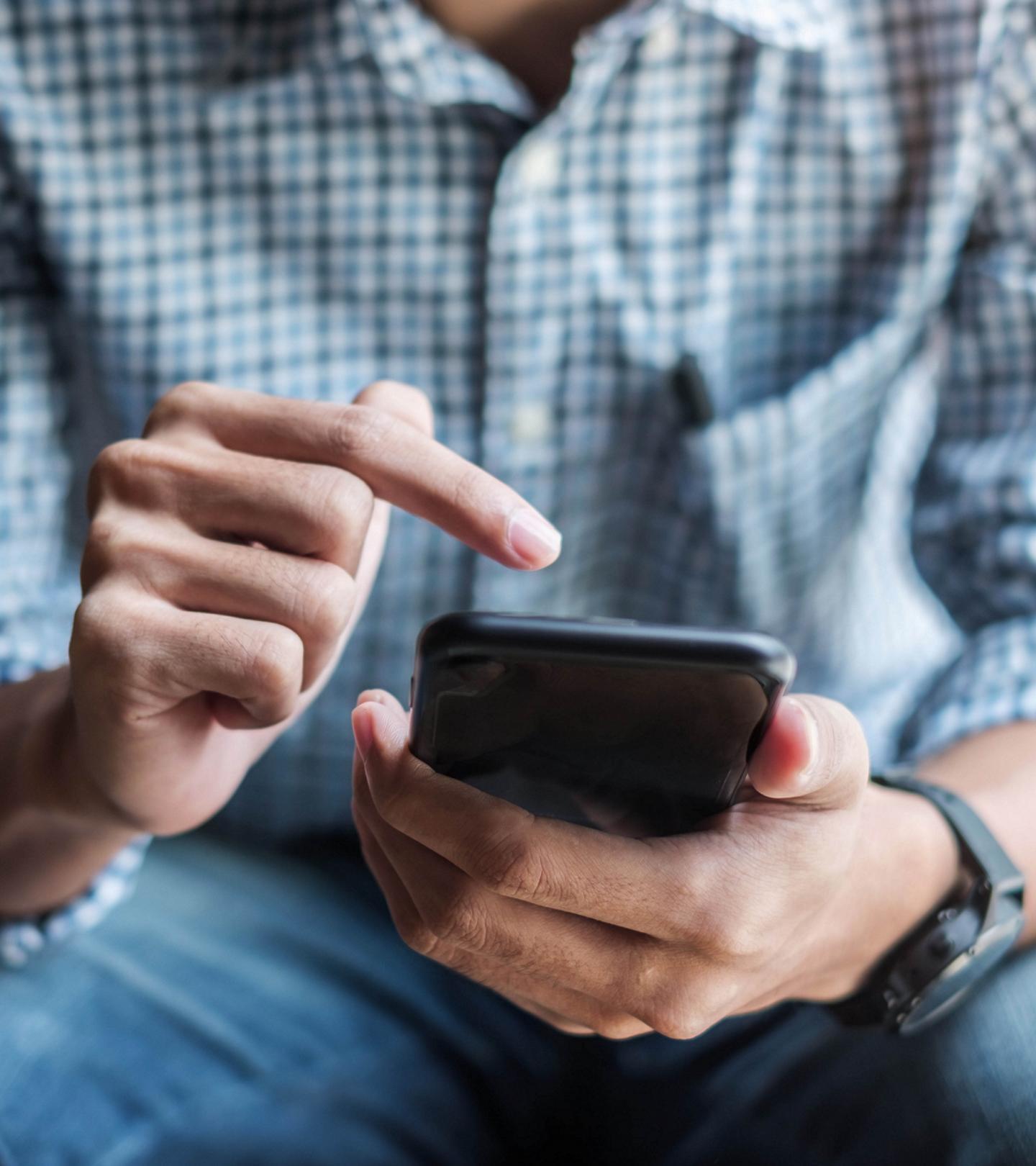 Une personne regardant un téléphone intelligent.
