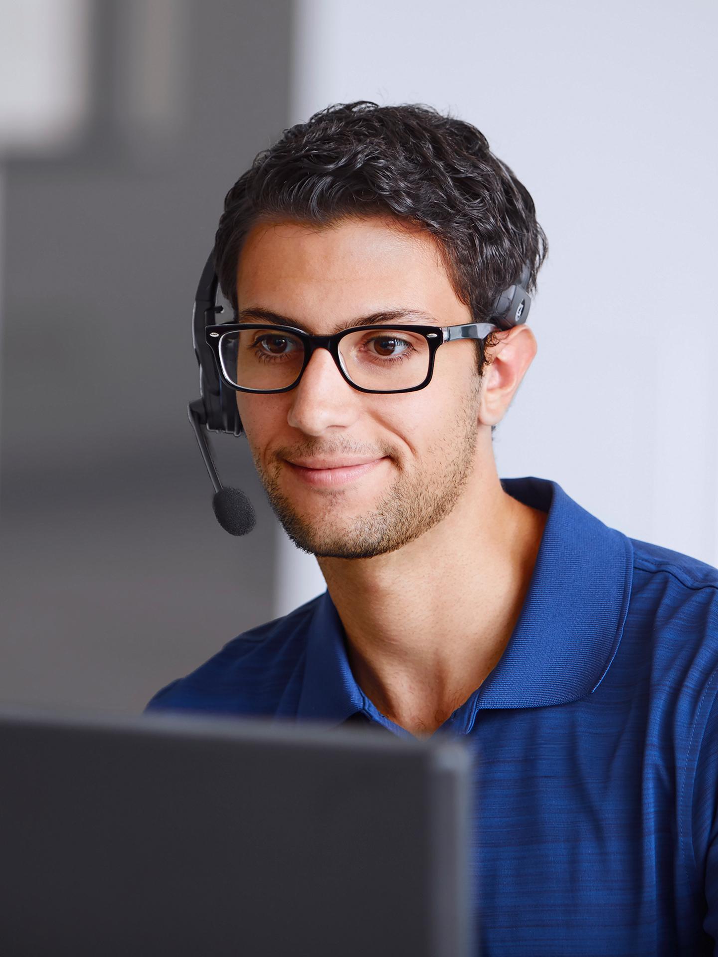 Un agent du service à la clientèle de Ford portant un casque d’écoute.