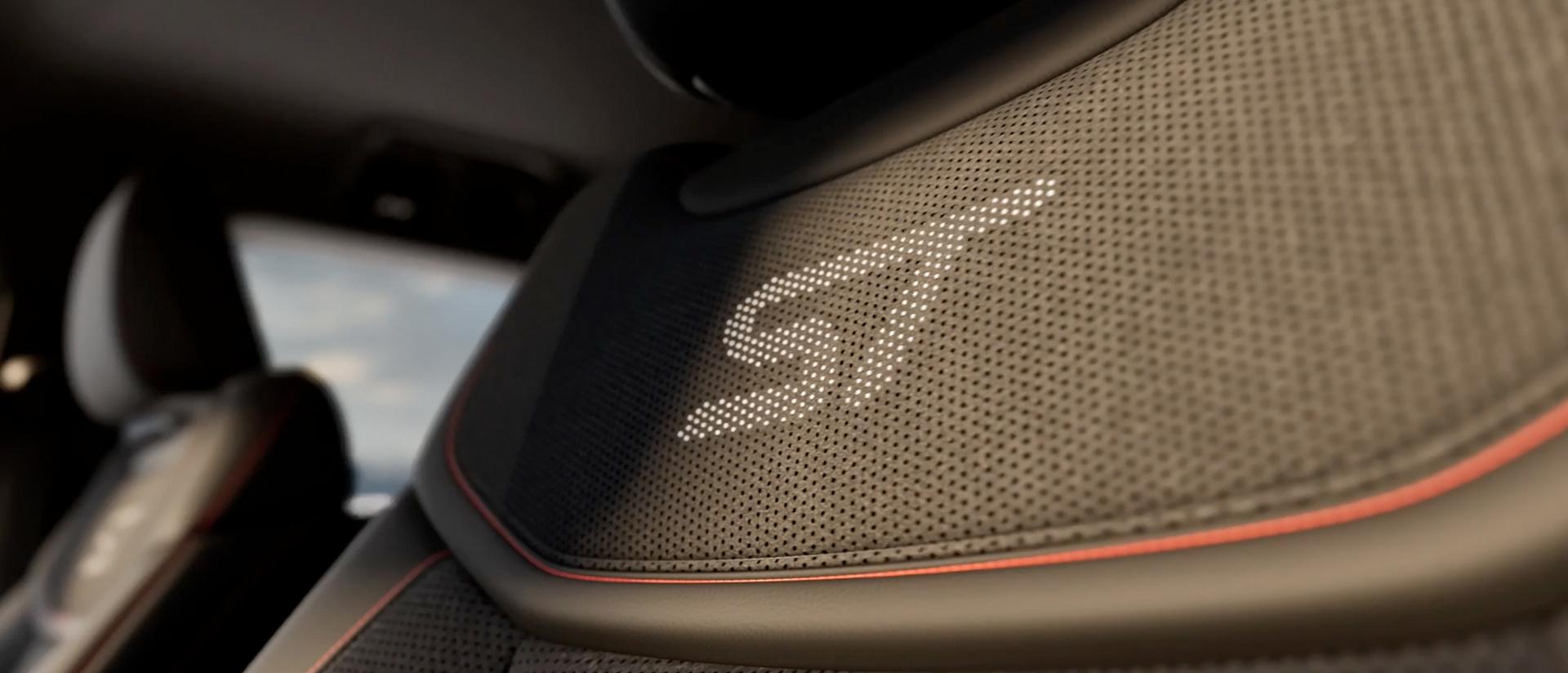 Un gros plan des surpiqûres du logo sur les sièges d’un VUS Ford Explorer® ST 2027