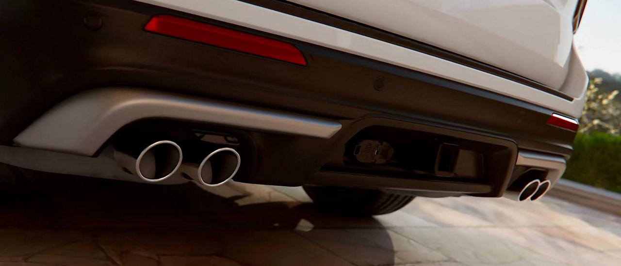 Un VUS Ford Explorer® Platinum™ 2027 circulant sur une autoroute de montagne
