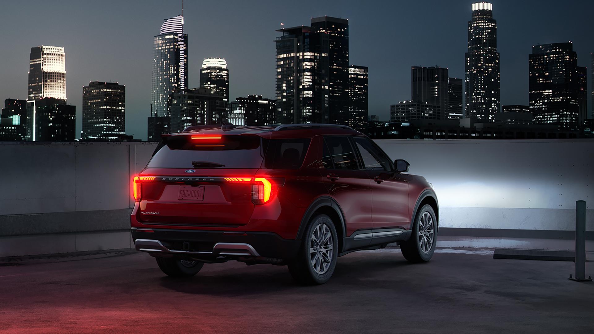 Vue arrière aux trois quarts d’un VUS Ford Explorer® 2027 avec les feux arrière allumés