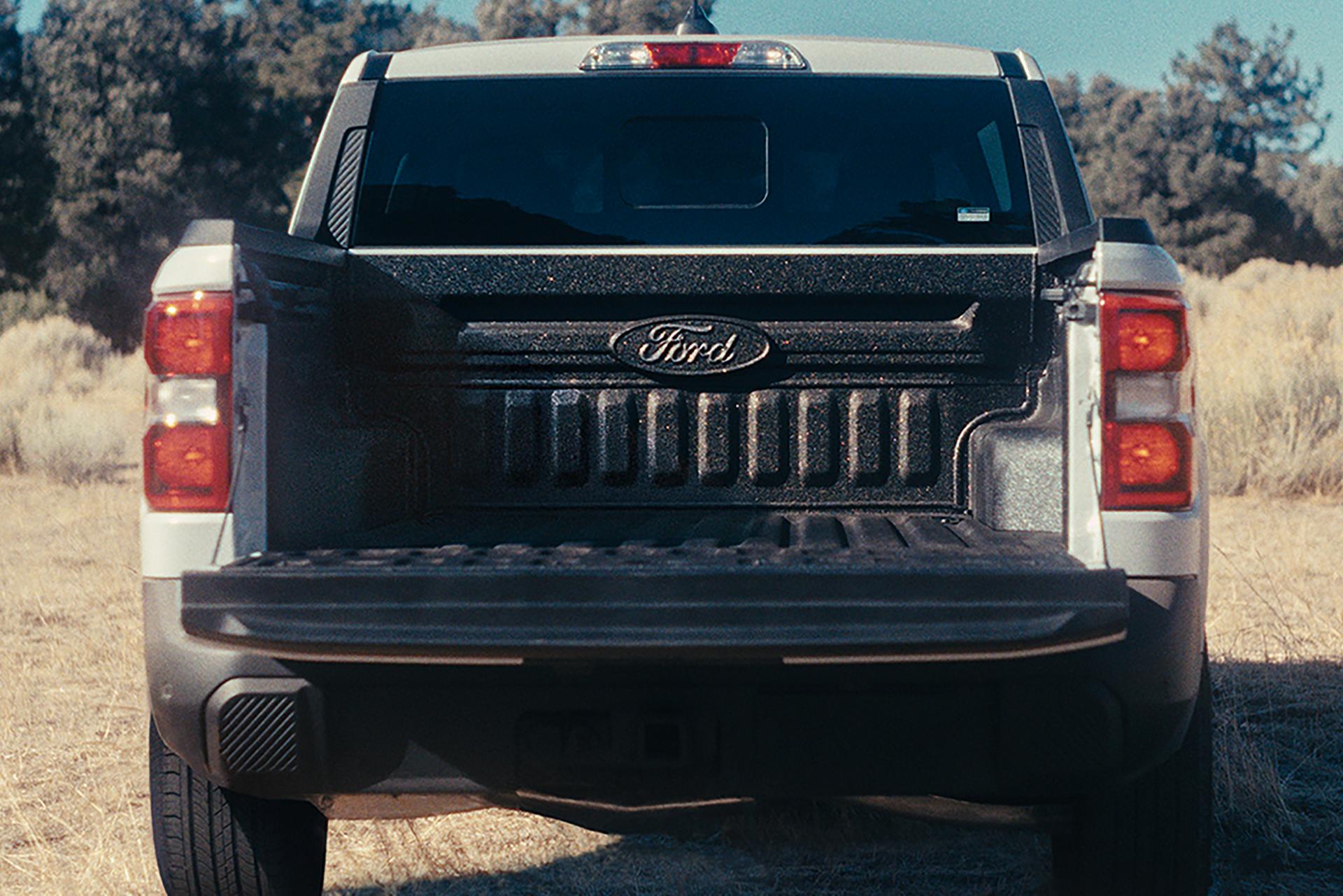 Vue arrière du modèle Ford Maverick® Tremor® 2026 avec le hayon abaissé